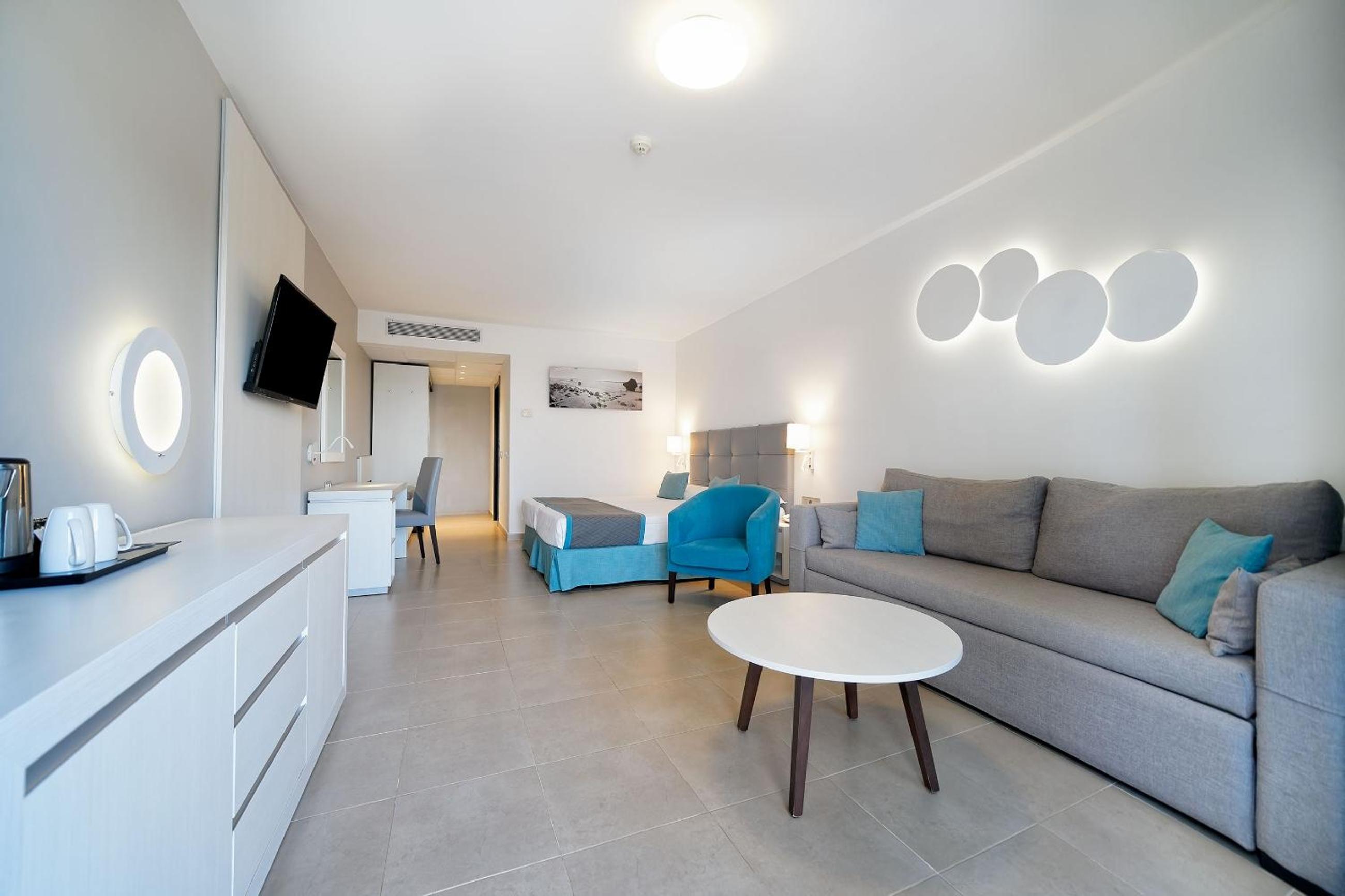 Double or Twin Room (2 Adults + 1 Child) thumbnail 5