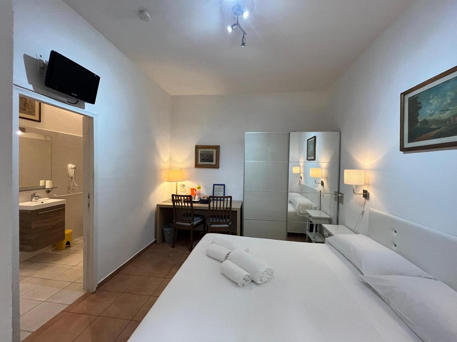 Budget Double Room photo 3