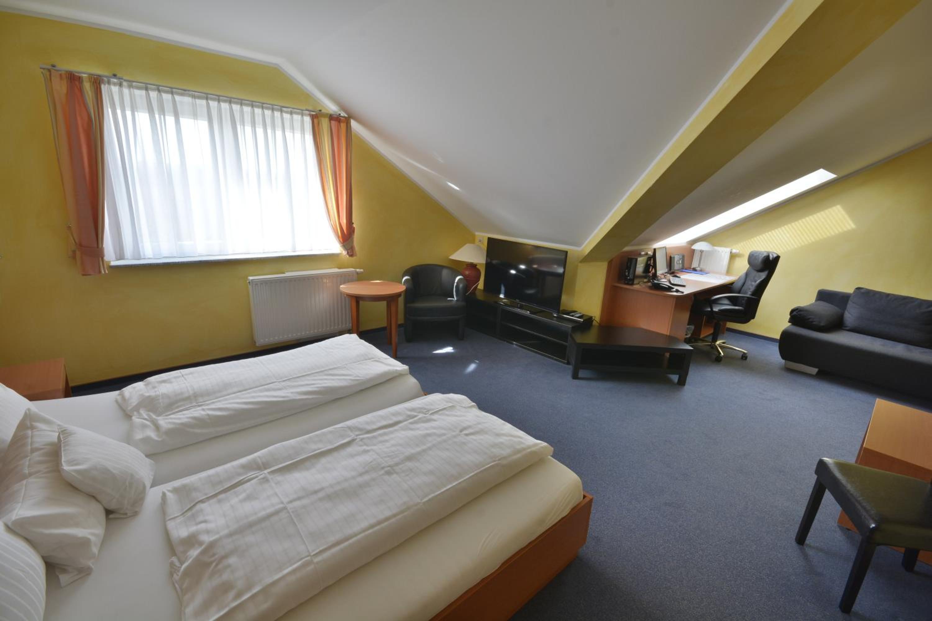 Large Double Room - Photo 3