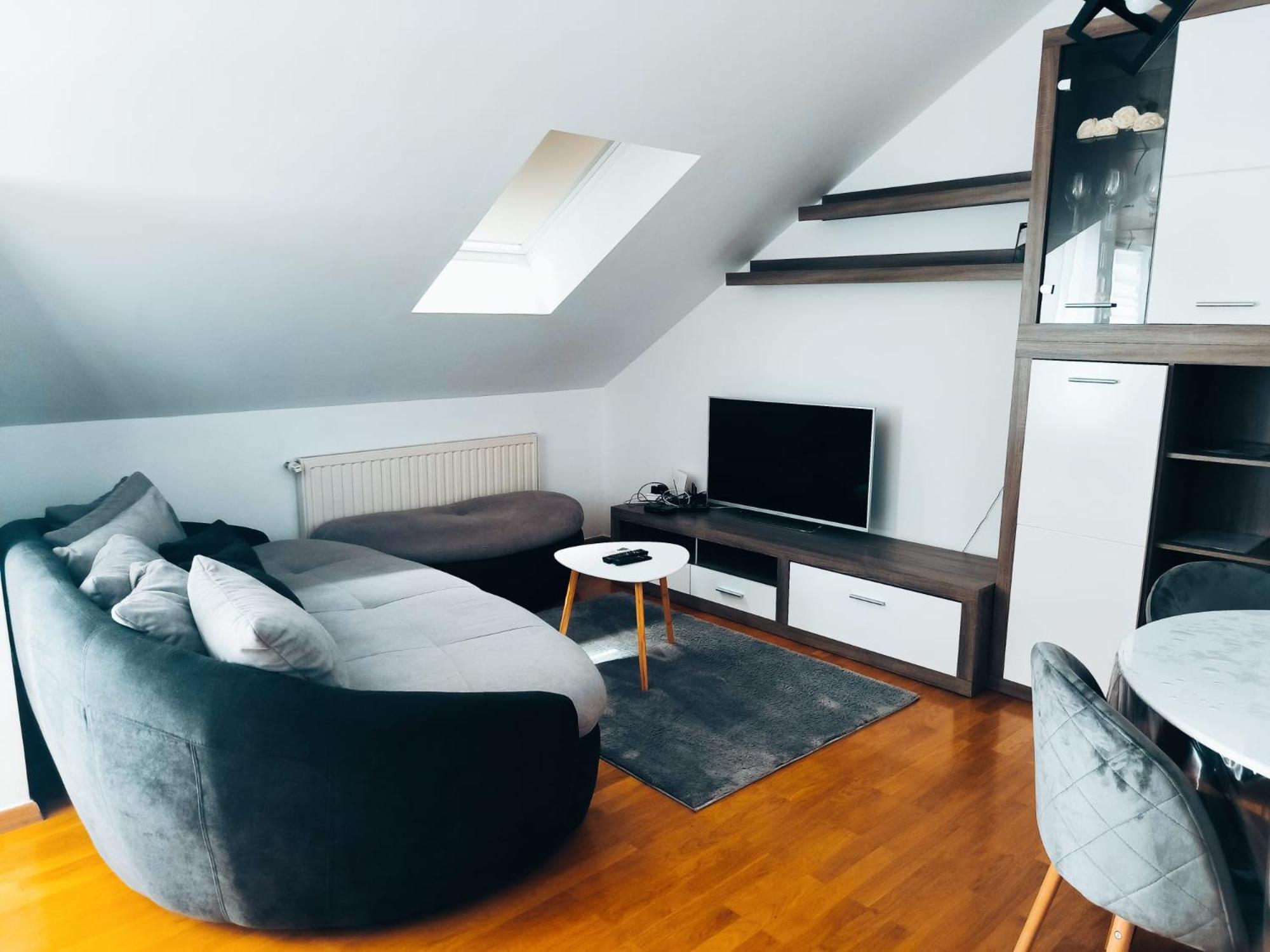 One-Bedroom Apartment photo 1