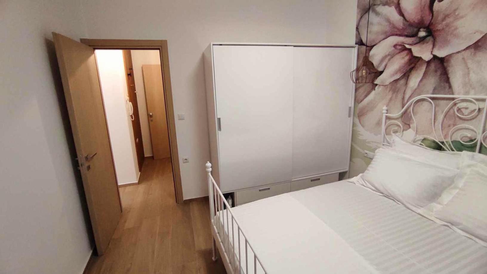 Deluxe One-Bedroom Apartment