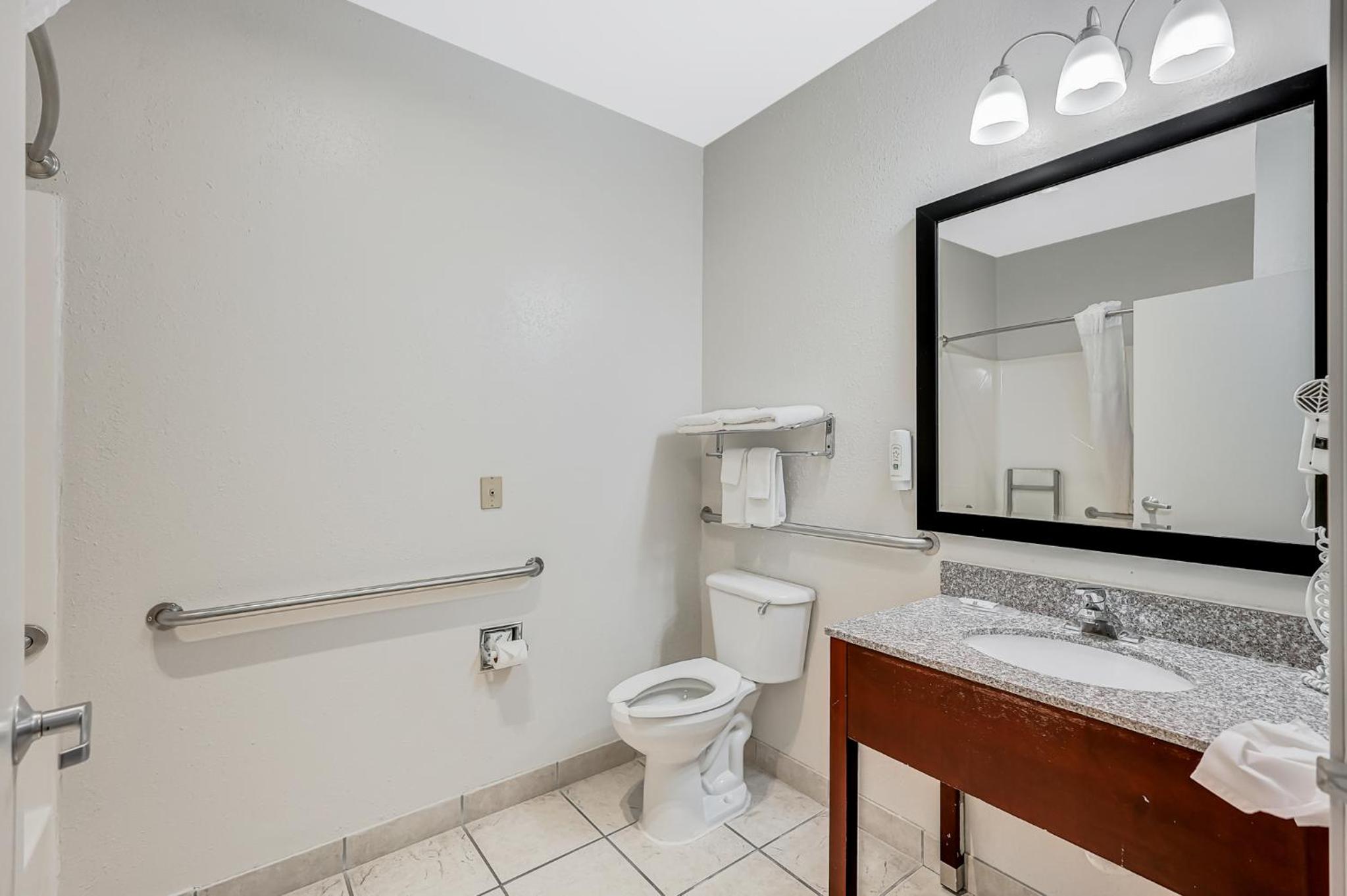 Queen Room With Two Queen Beds - Accessible/Non-Smoking  - Photo 2