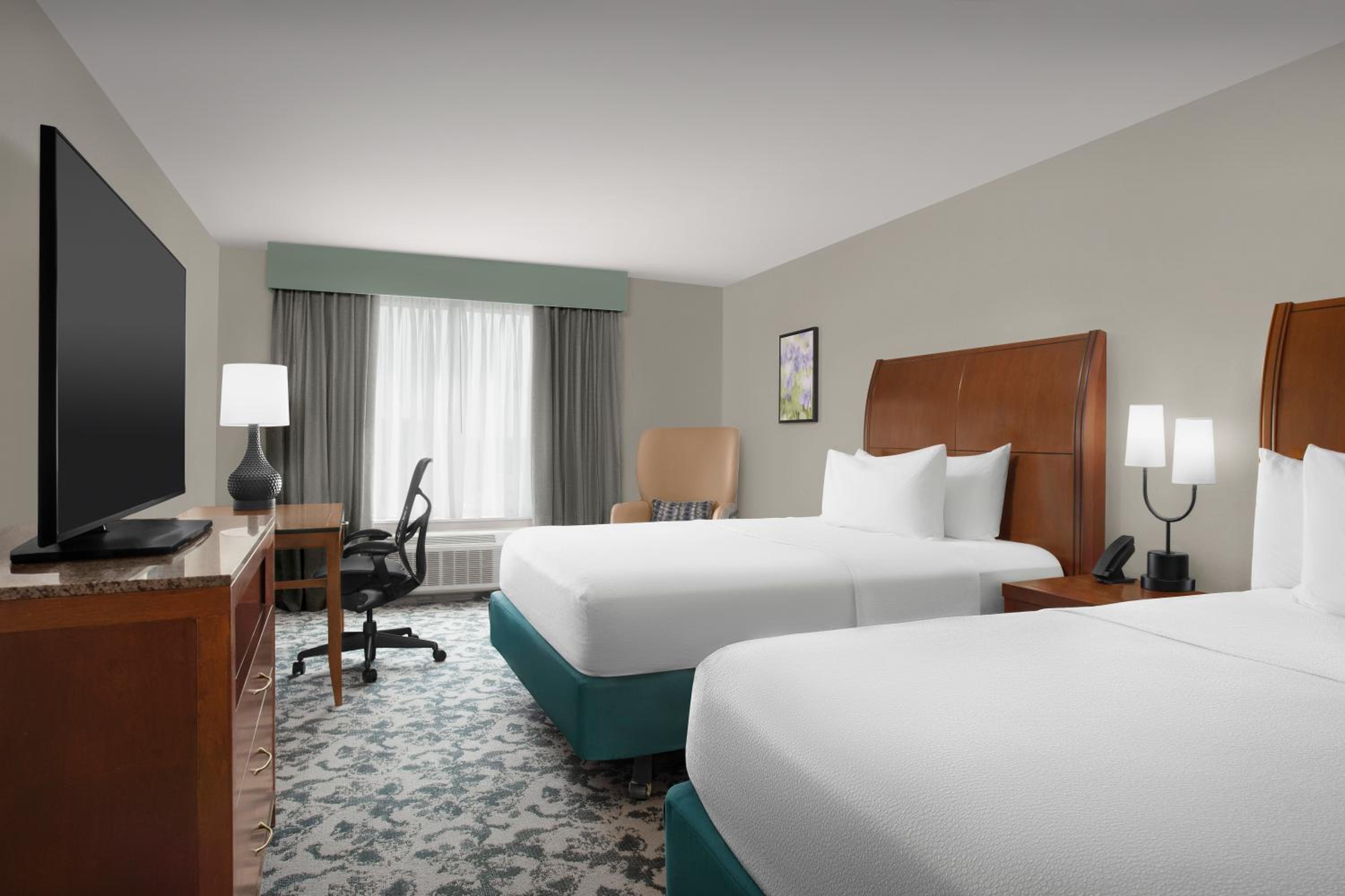 Queen Room with Two Queen Beds and Shower/Tub - Photo 8