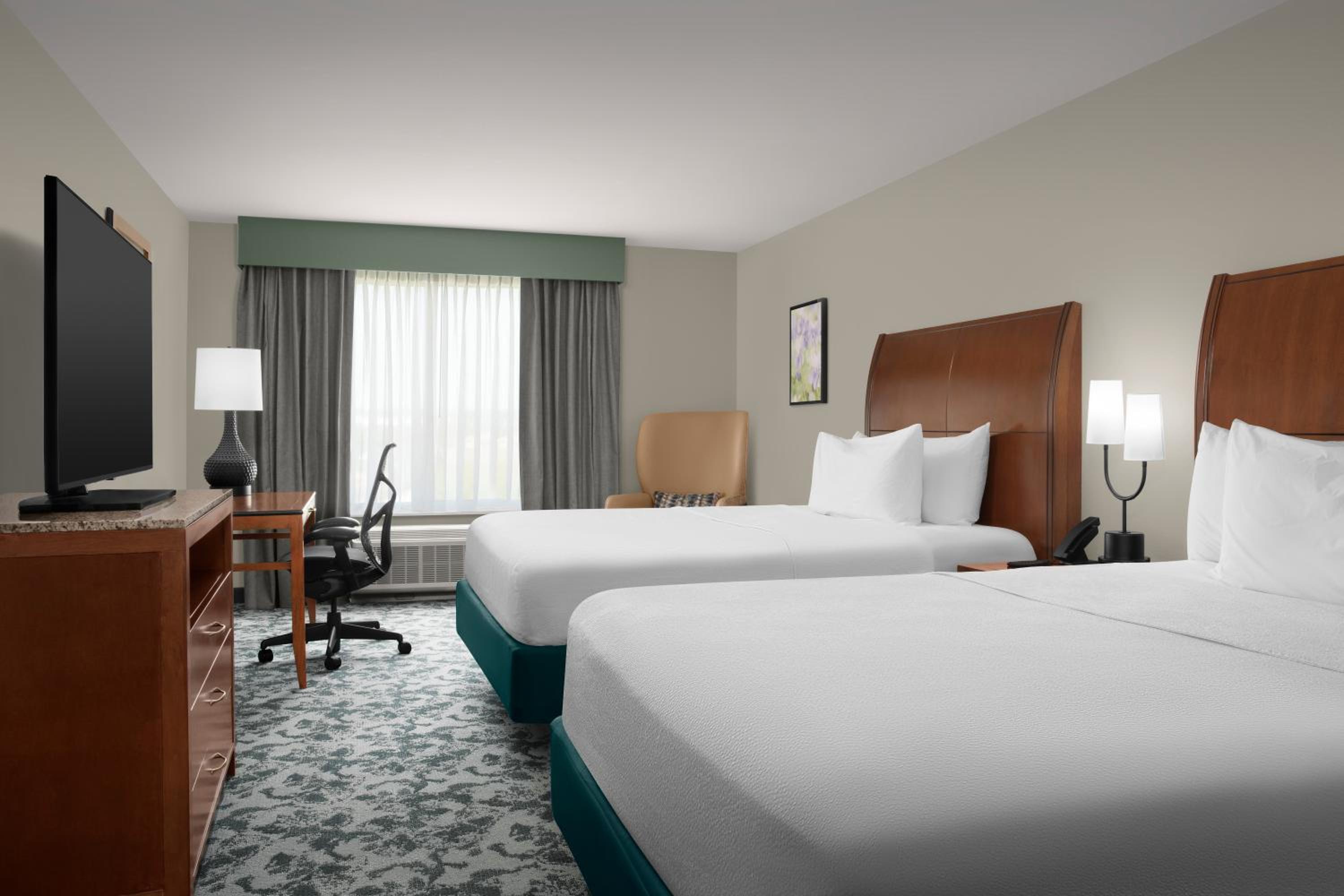 Queen Room with Two Queen Beds and Shower/Tub - Photo 12