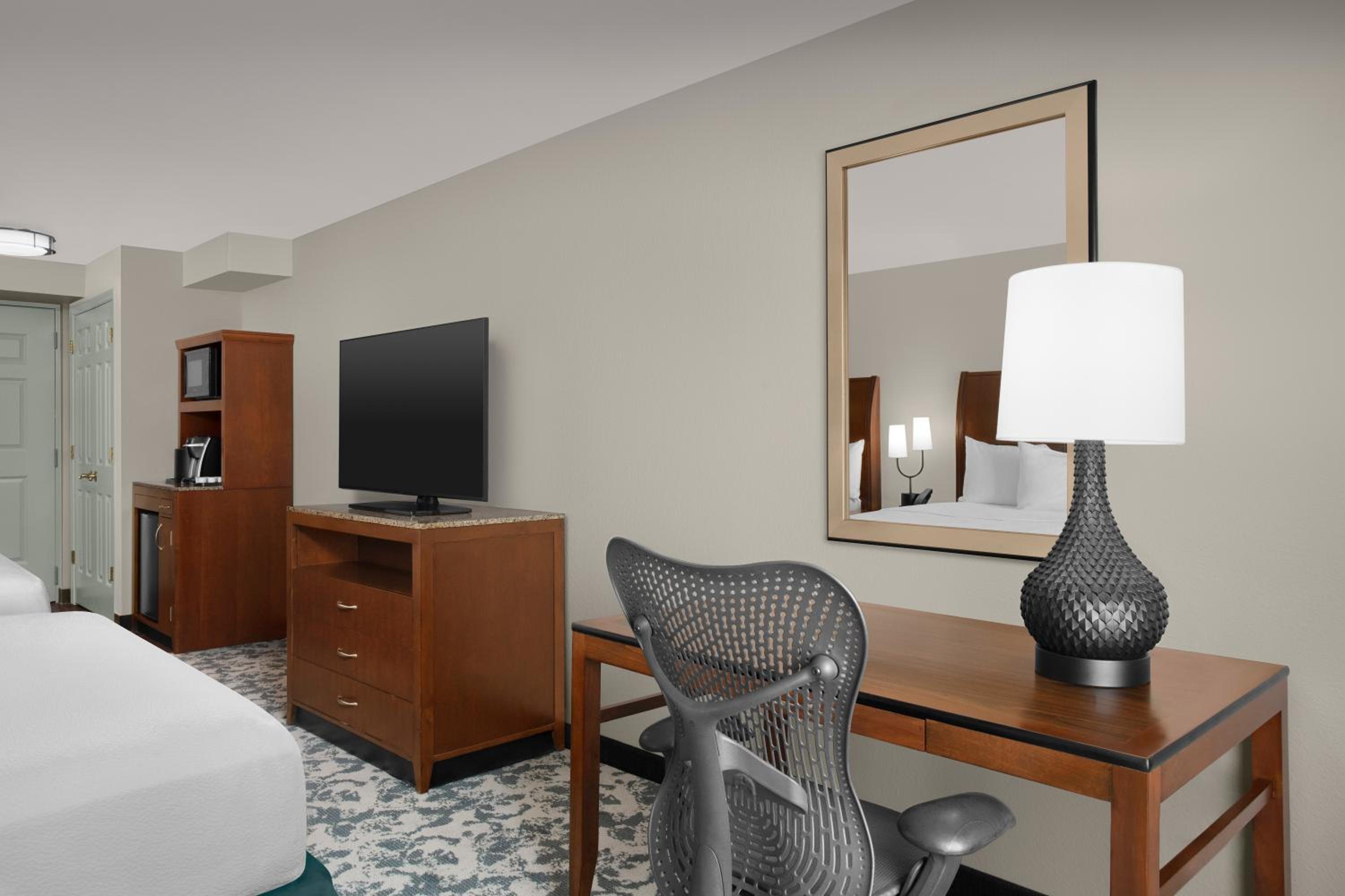 Queen Room with Two Queen Beds and Shower/Tub - Photo 11