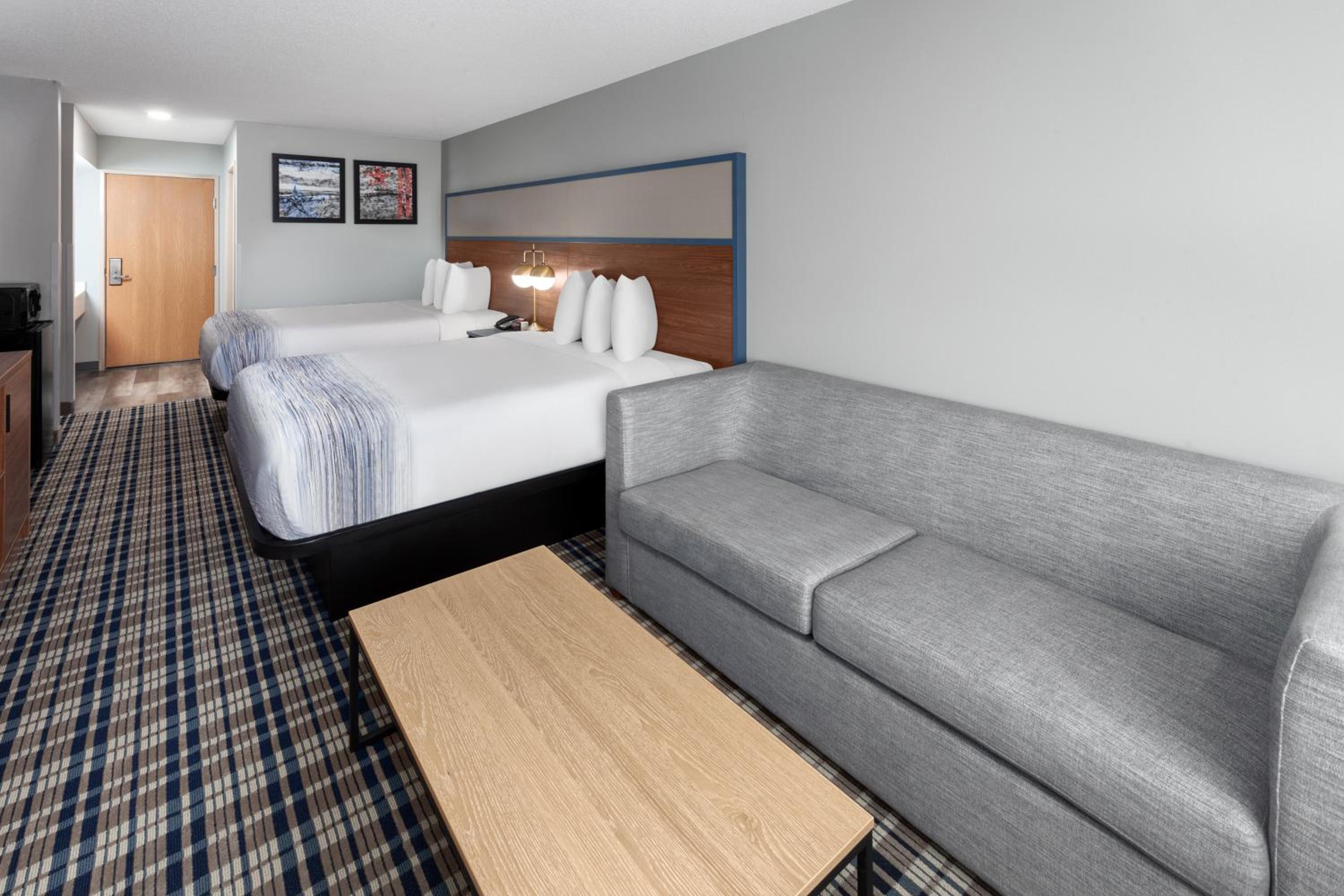 Deluxe Queen Room with Two Queen Beds - Non-Smoking - Photo 3
