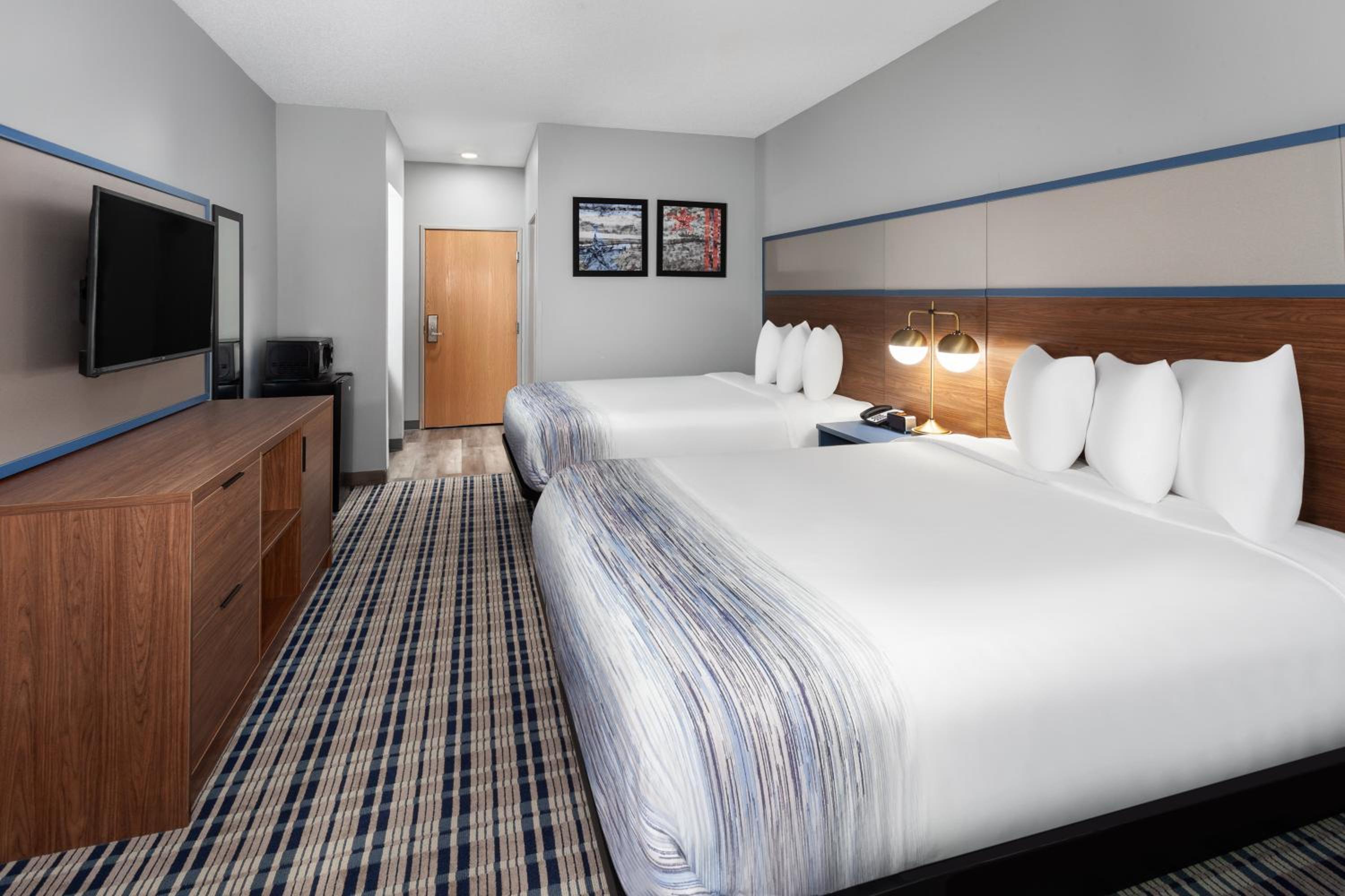 Queen Room with Two Queen Beds - Non-Smoking - Photo 11