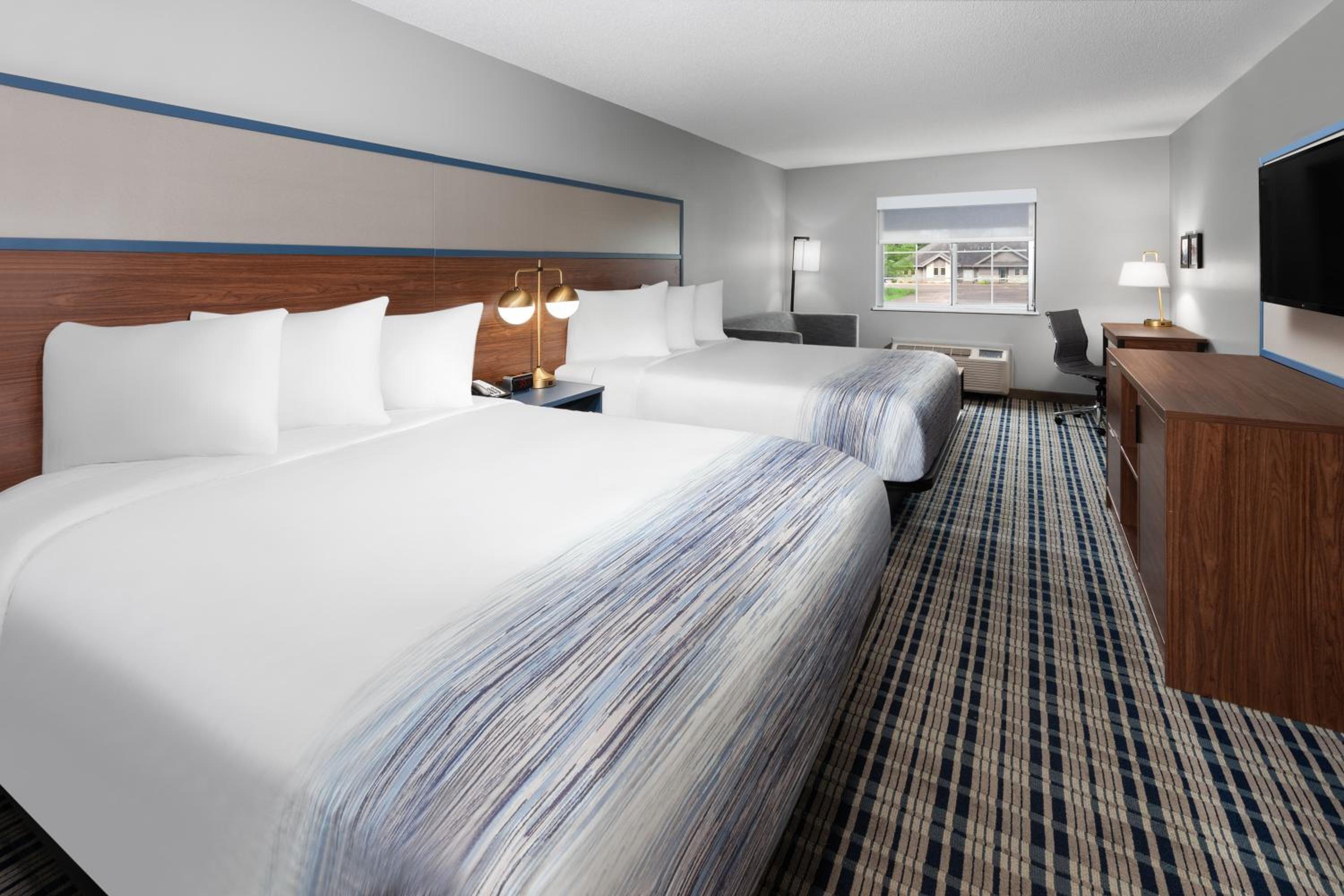 Queen Room with Two Queen Beds - Non-Smoking - Photo 5
