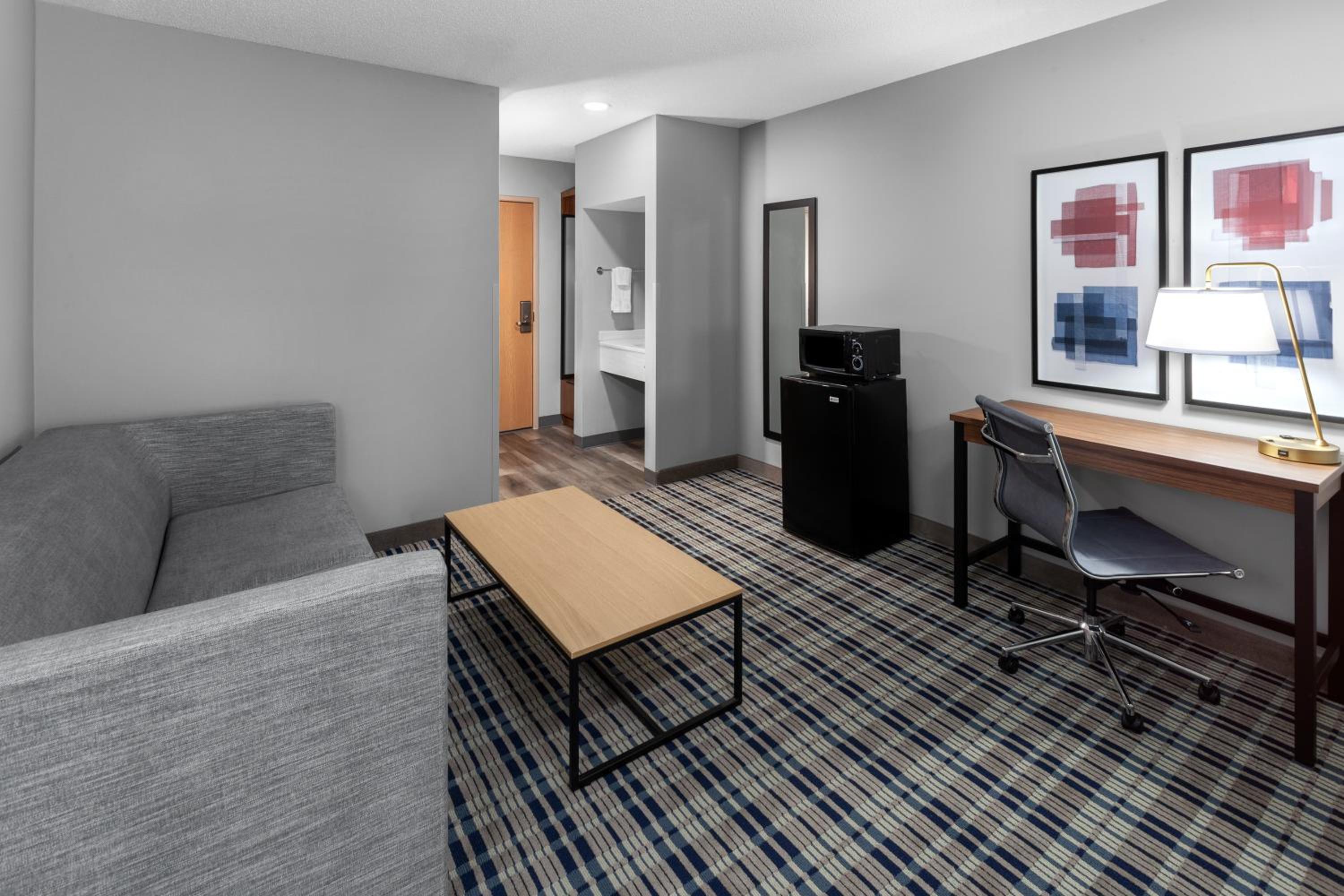 One-Bedroom King Suite- Non-Smoking - Photo 3