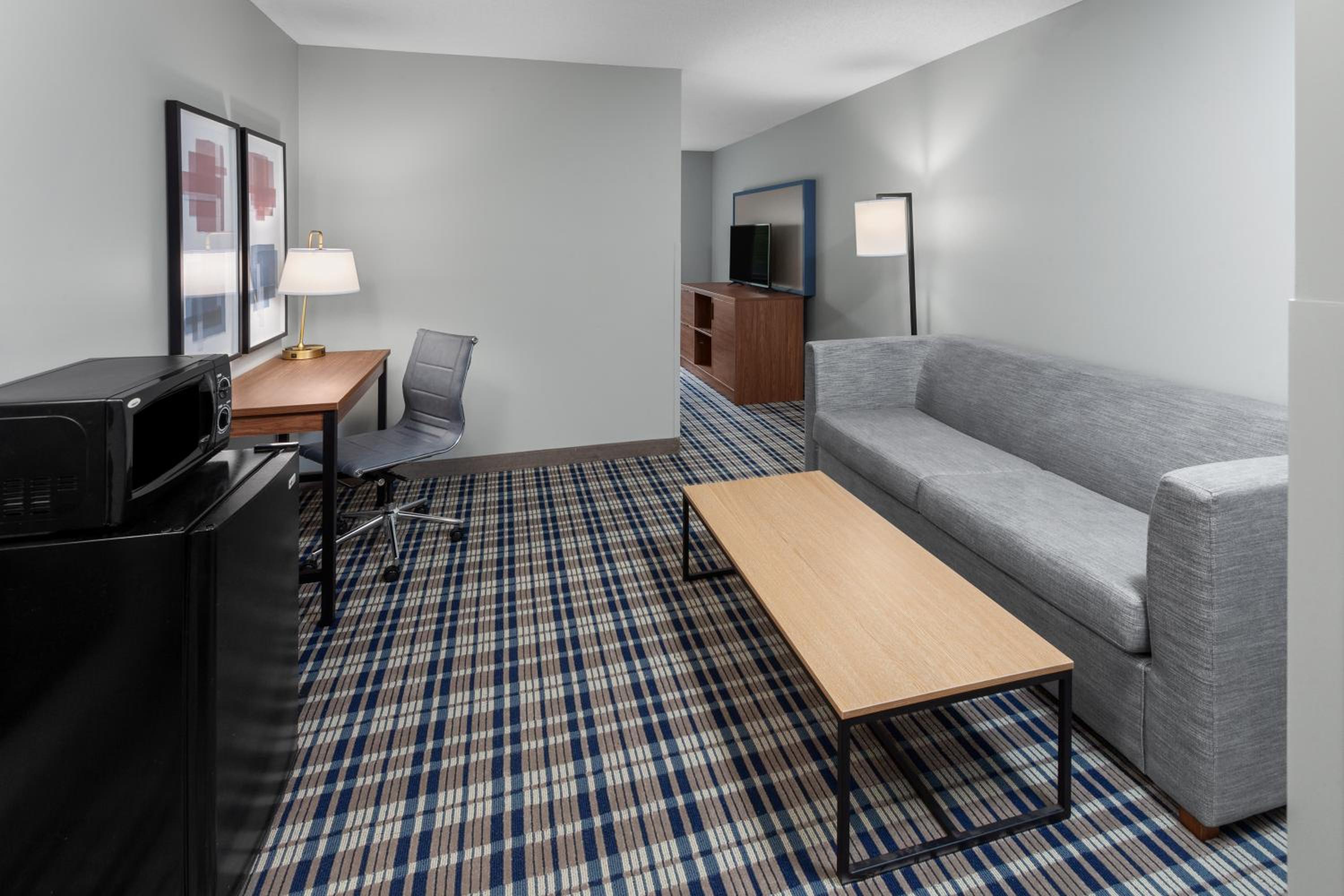 One-Bedroom King Suite- Non-Smoking - Photo 10