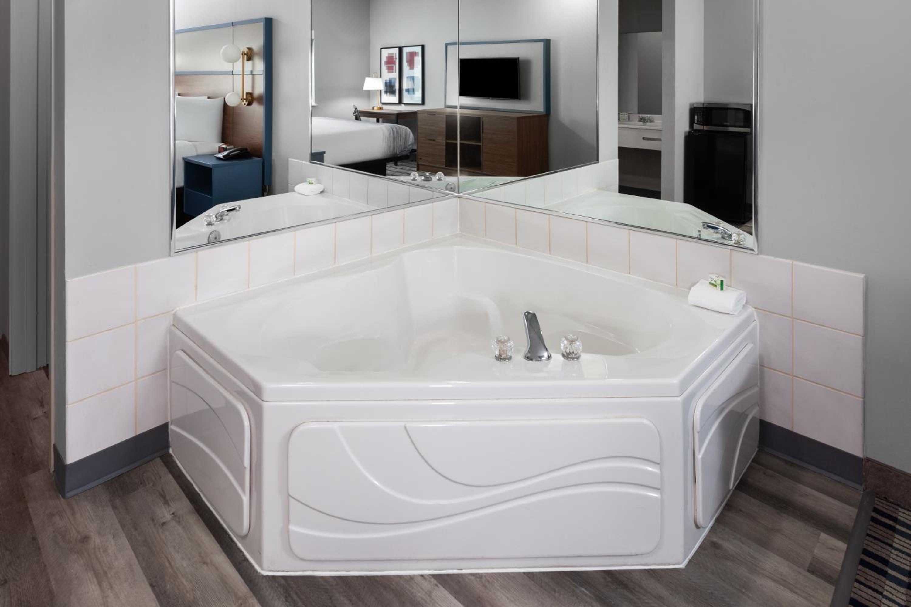 King Suite with Hot Tub - Non-Smoking - Photo 13