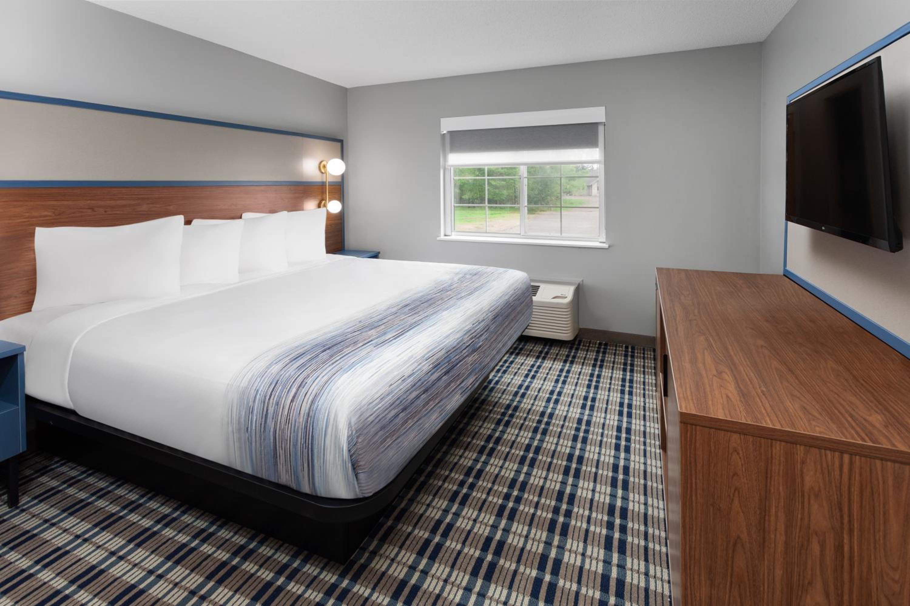 King Suite with Hot Tub - Non-Smoking - Photo 2