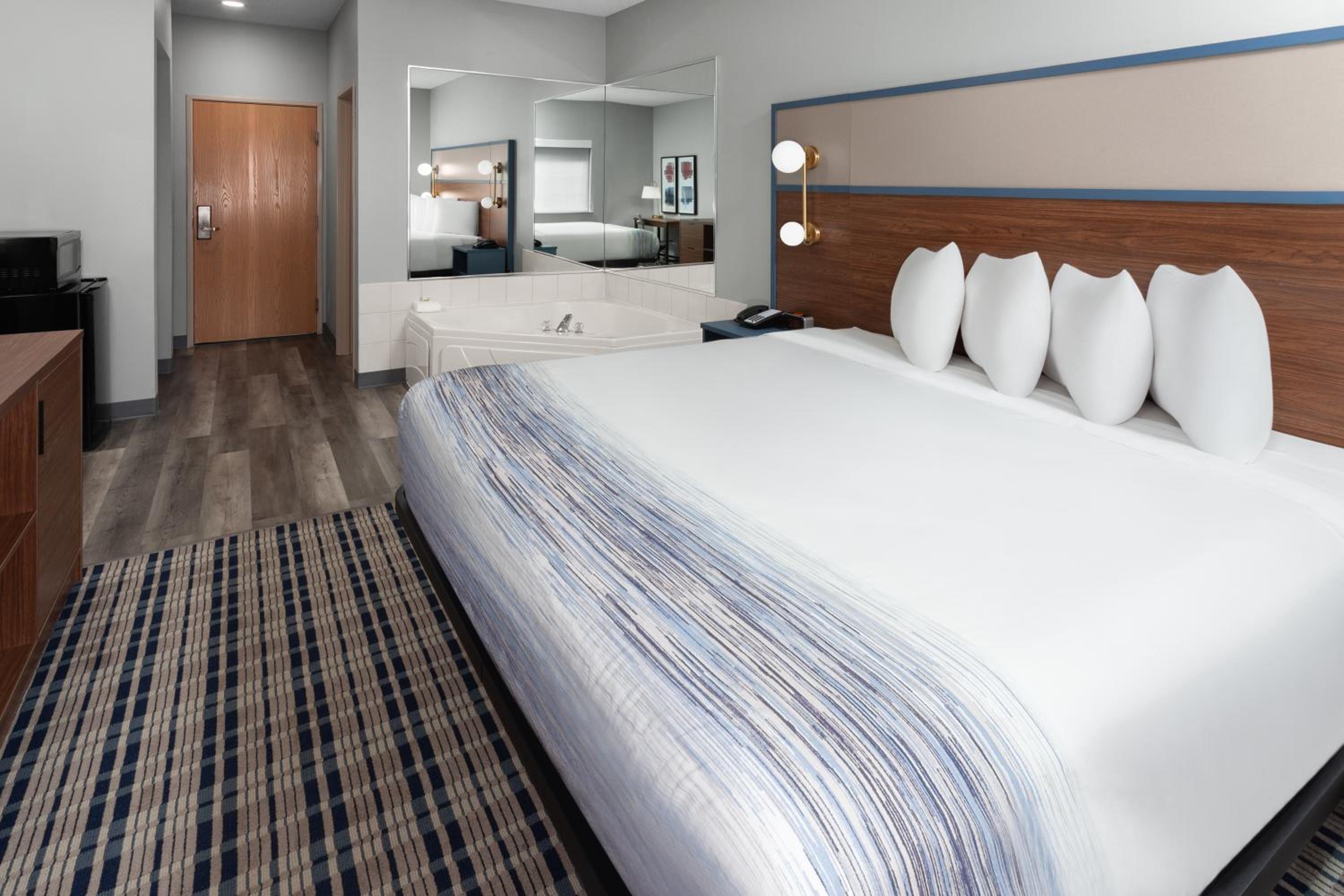 King Suite with Hot Tub - Non-Smoking - Photo 6