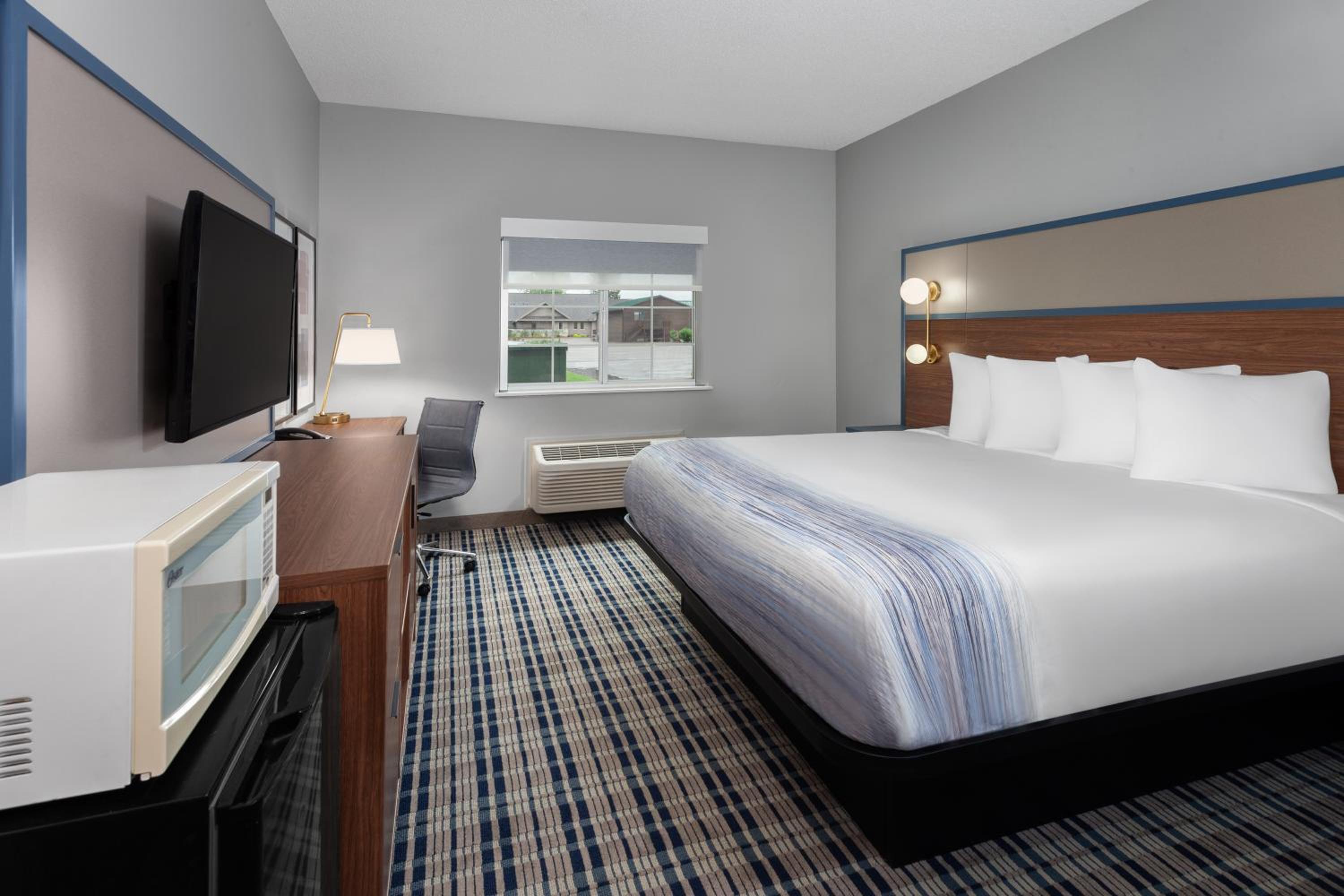 King Suite with Hot Tub - Non-Smoking - Photo 5