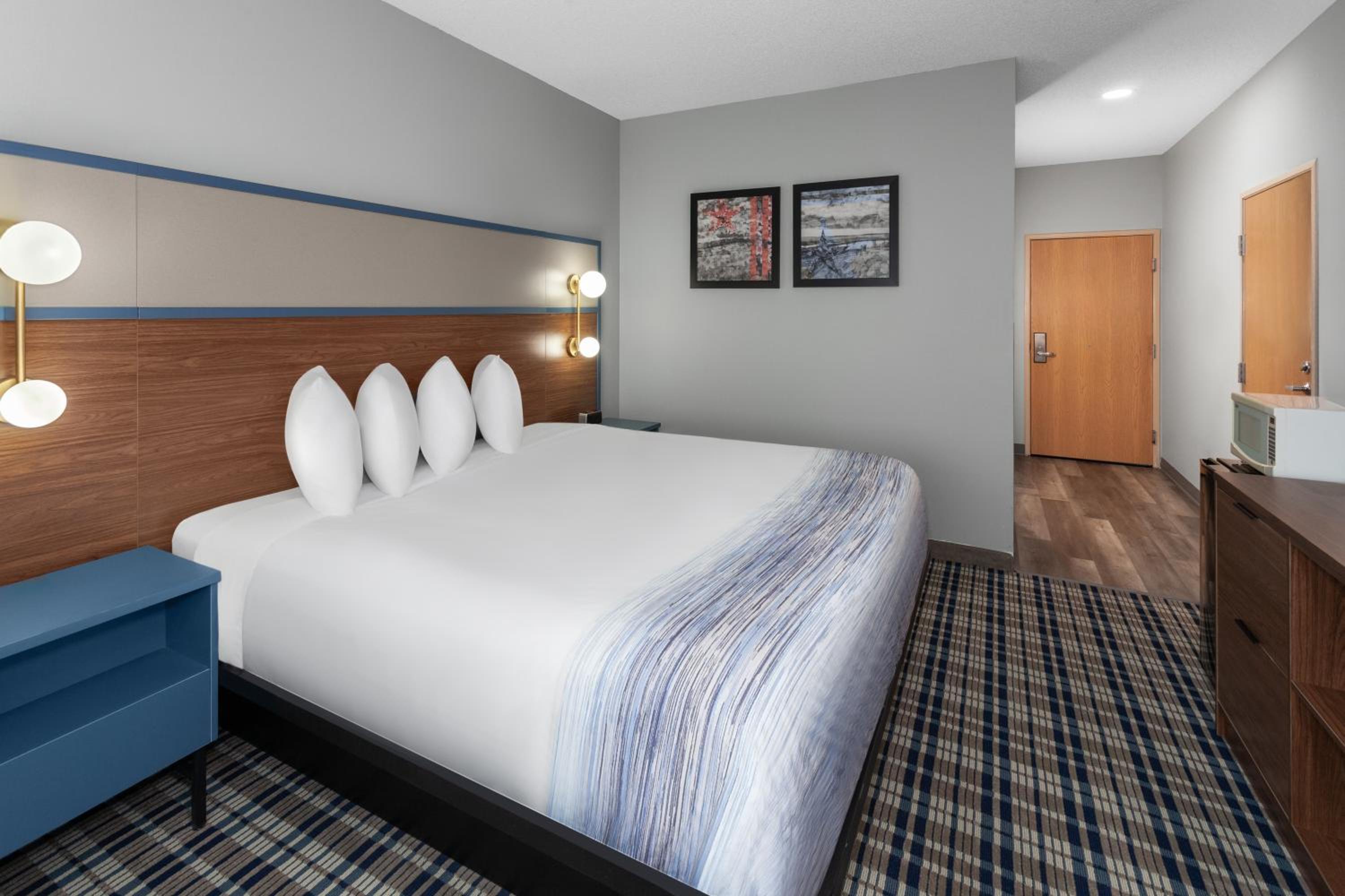 King Suite with Hot Tub - Non-Smoking - Photo 3