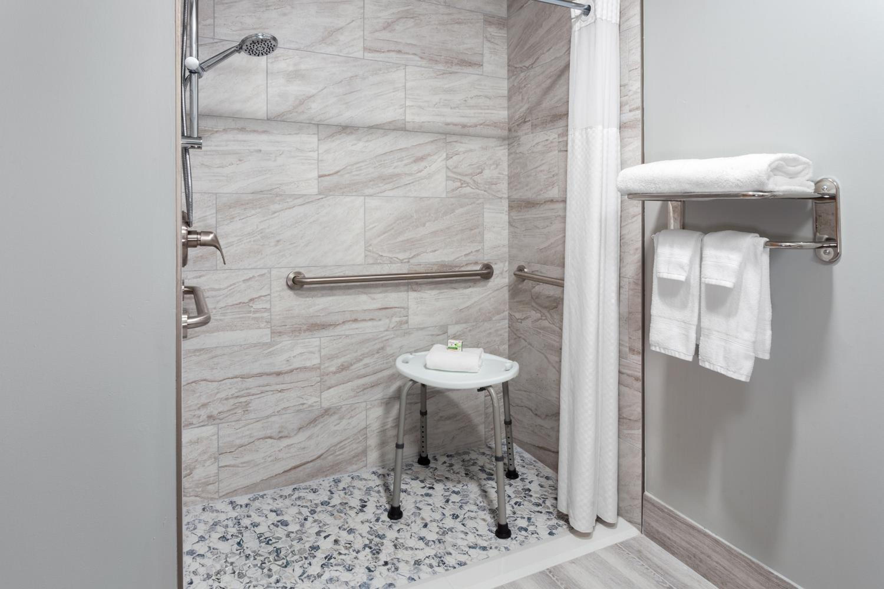 King Room with Roll-in Shower - Mobility Accessible/Non-Smoking - Photo 9
