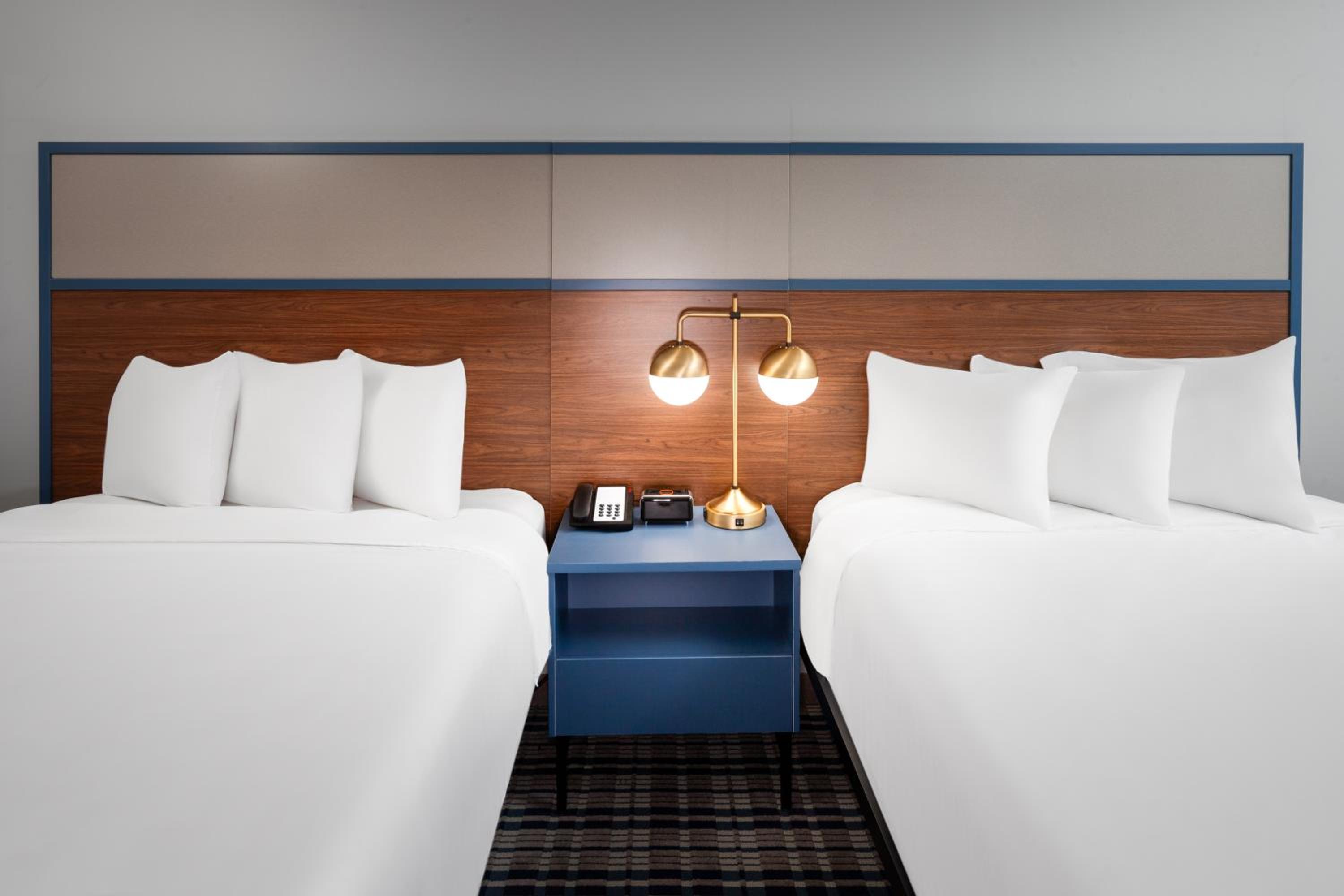 Queen Room with Two Queen Beds - Non-Smoking - Photo 2