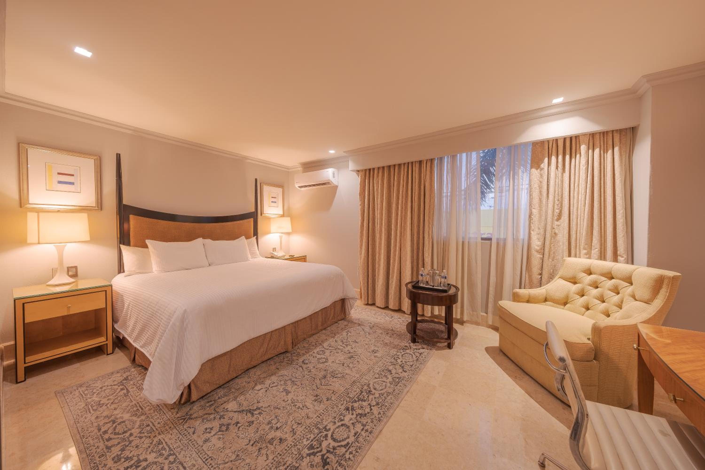 Deluxe King Room photo 1