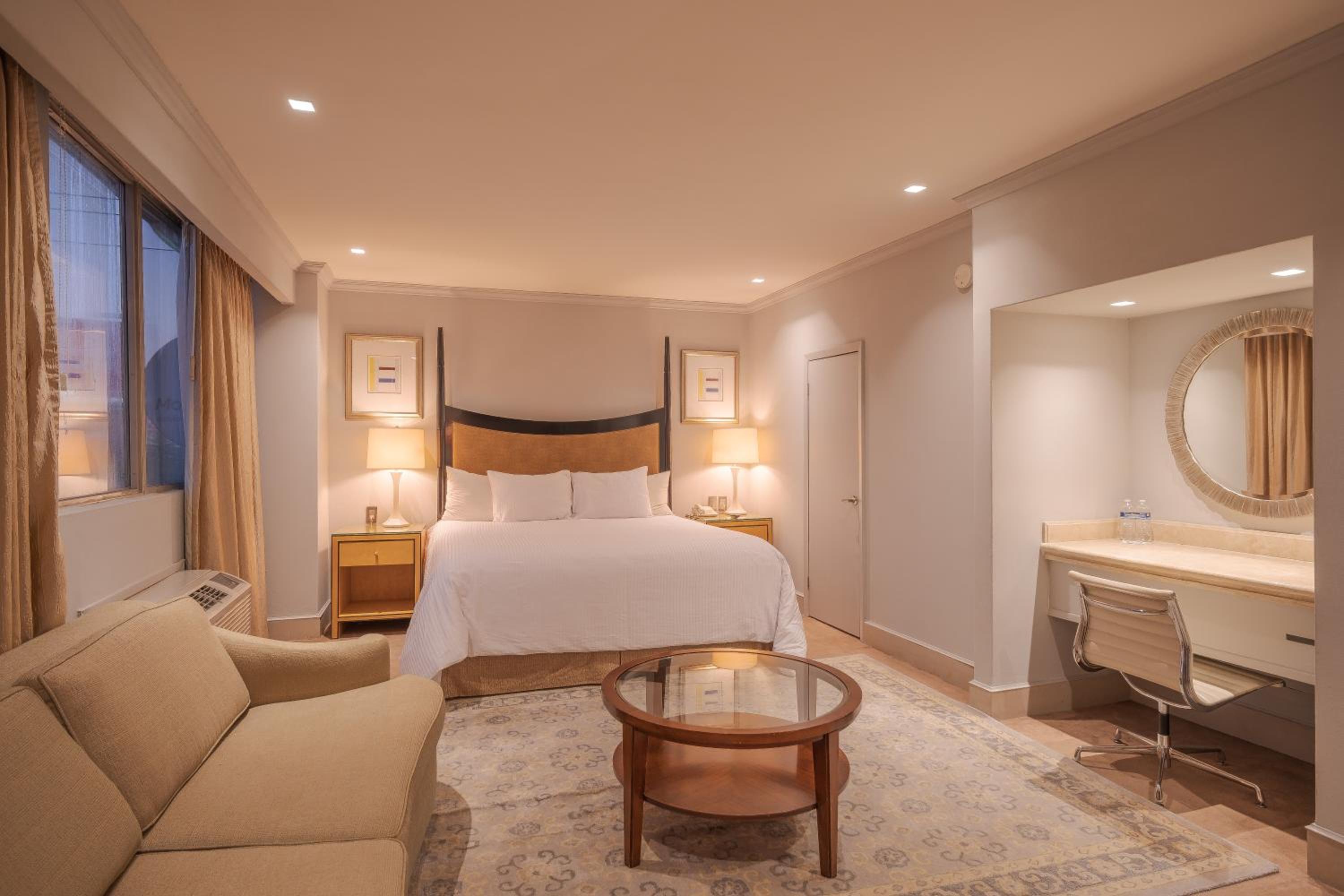Deluxe King Room photo 2