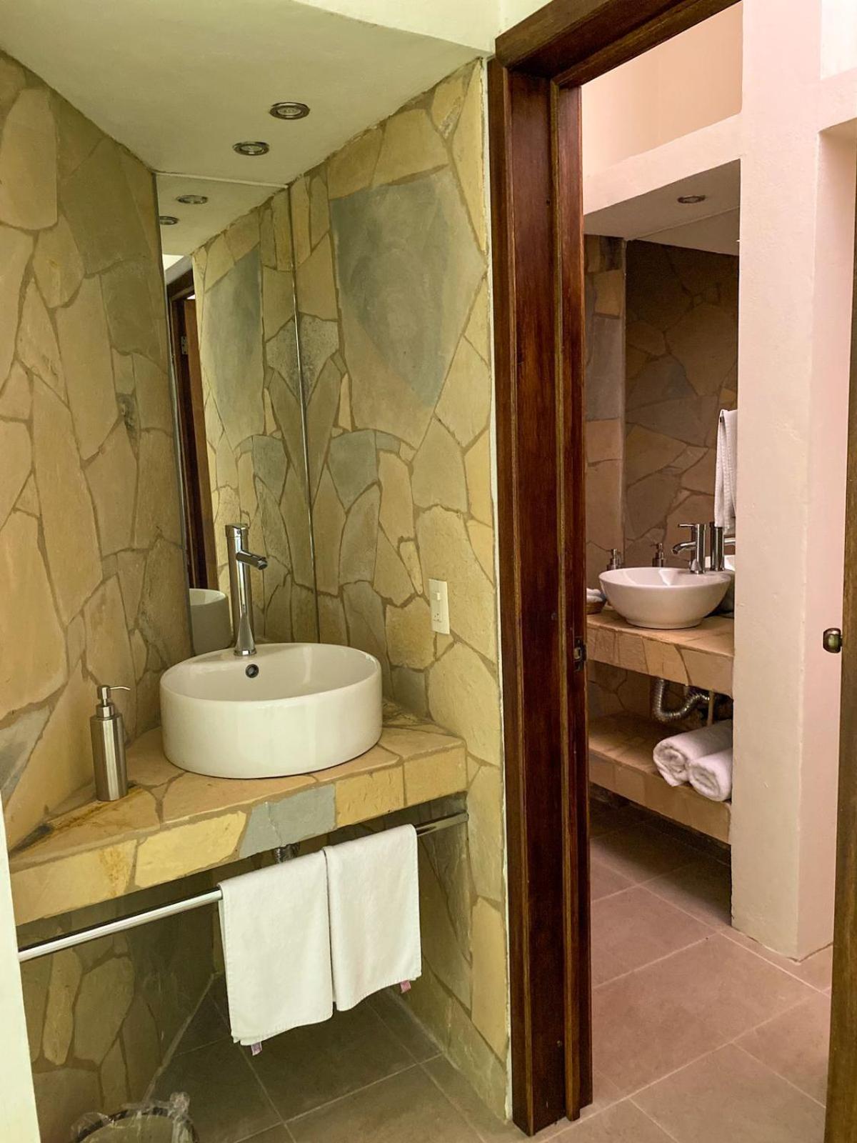 Twin Room - Photo 8