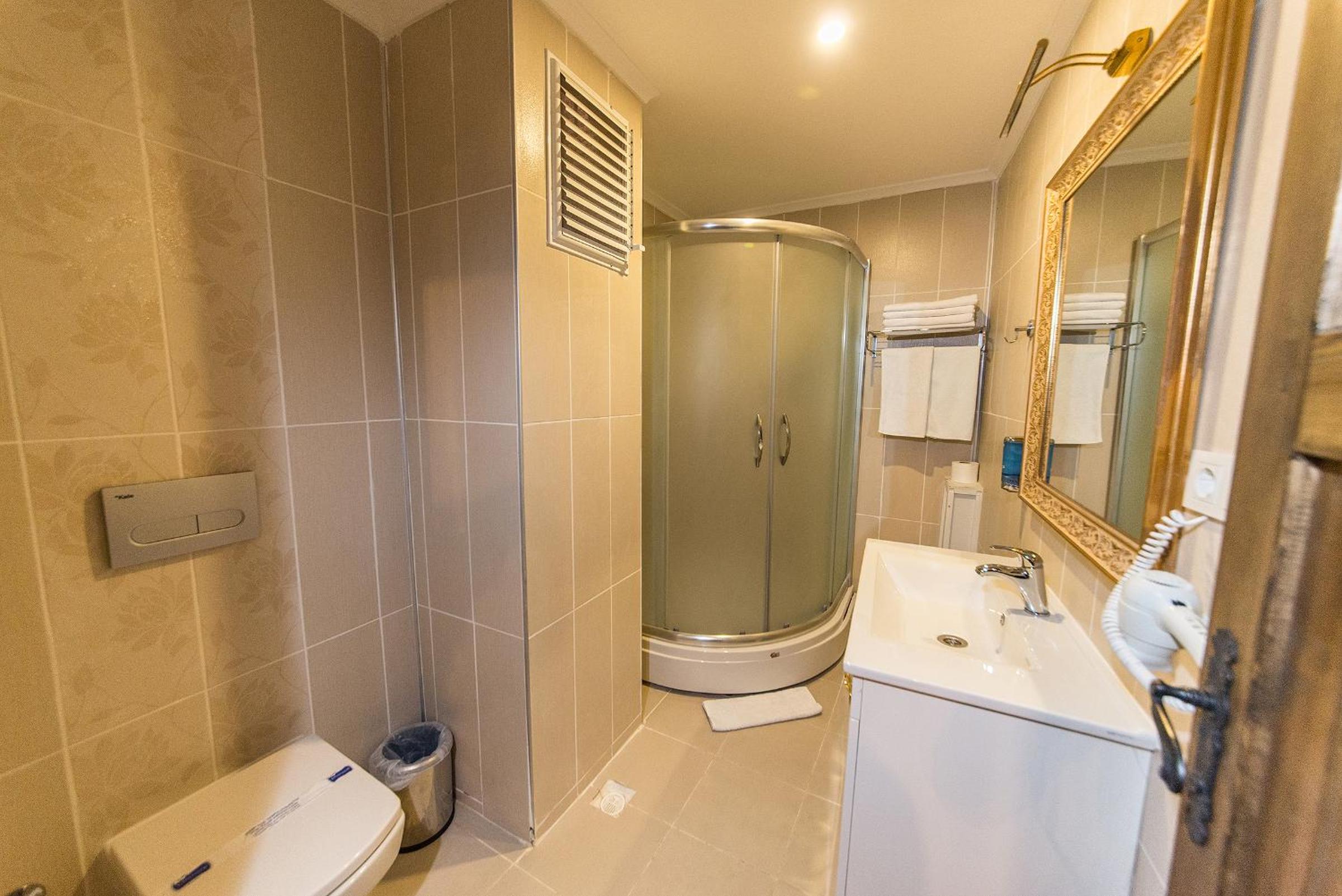 Suite with Balcony - Photo 2