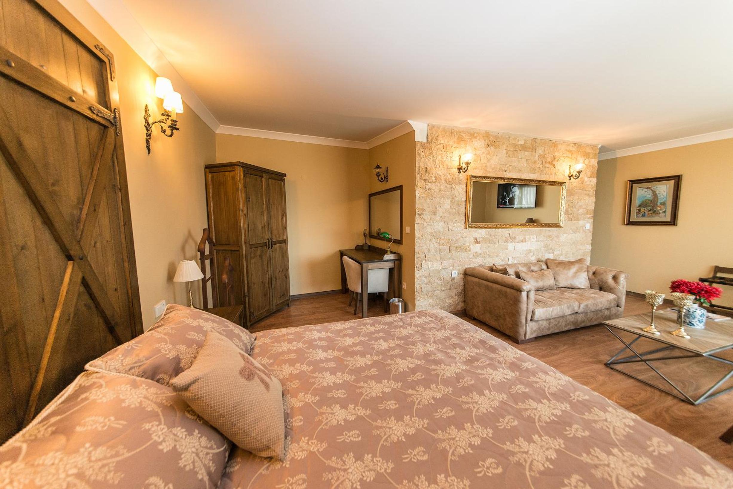 Suite with Balcony - Photo 4