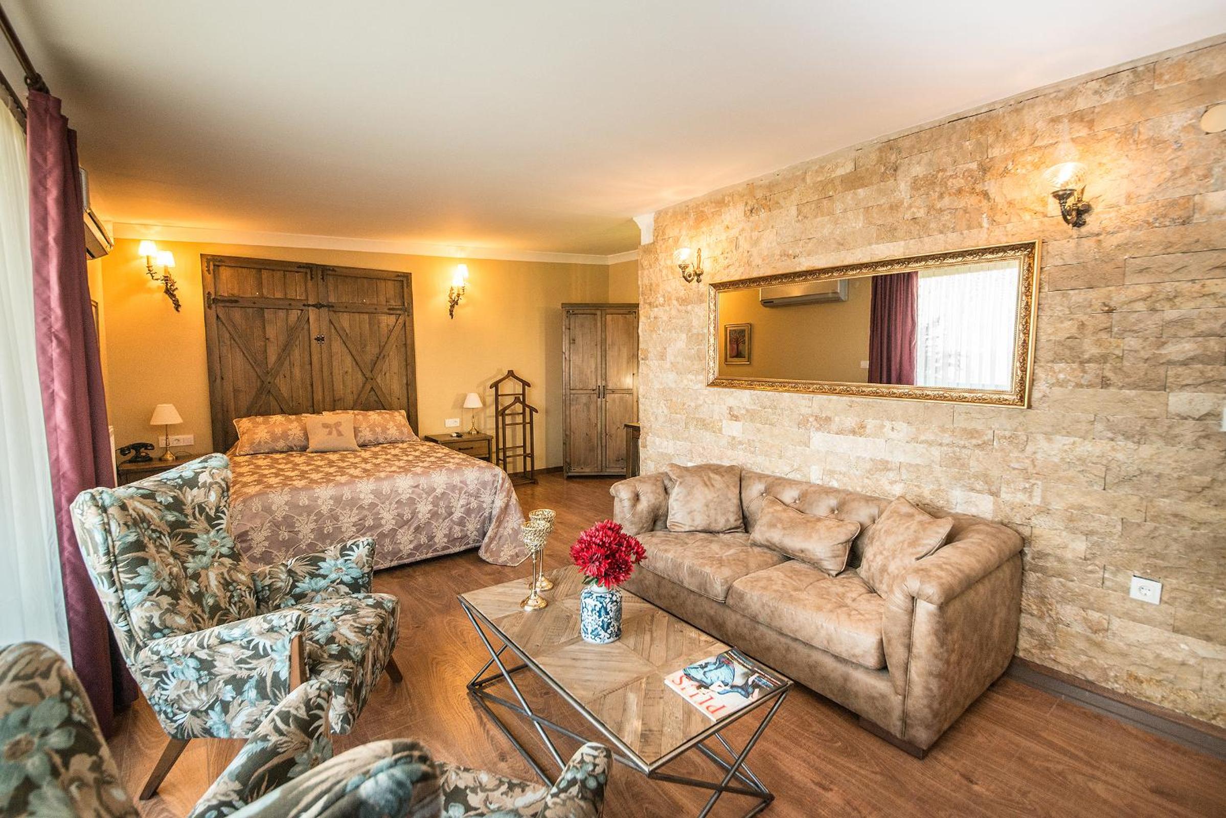 Suite with Balcony - Photo 6
