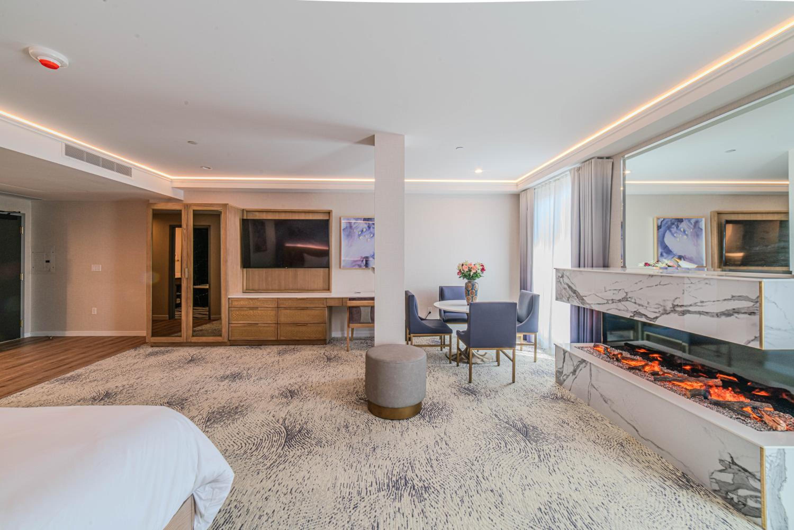 Suite - Photo 1