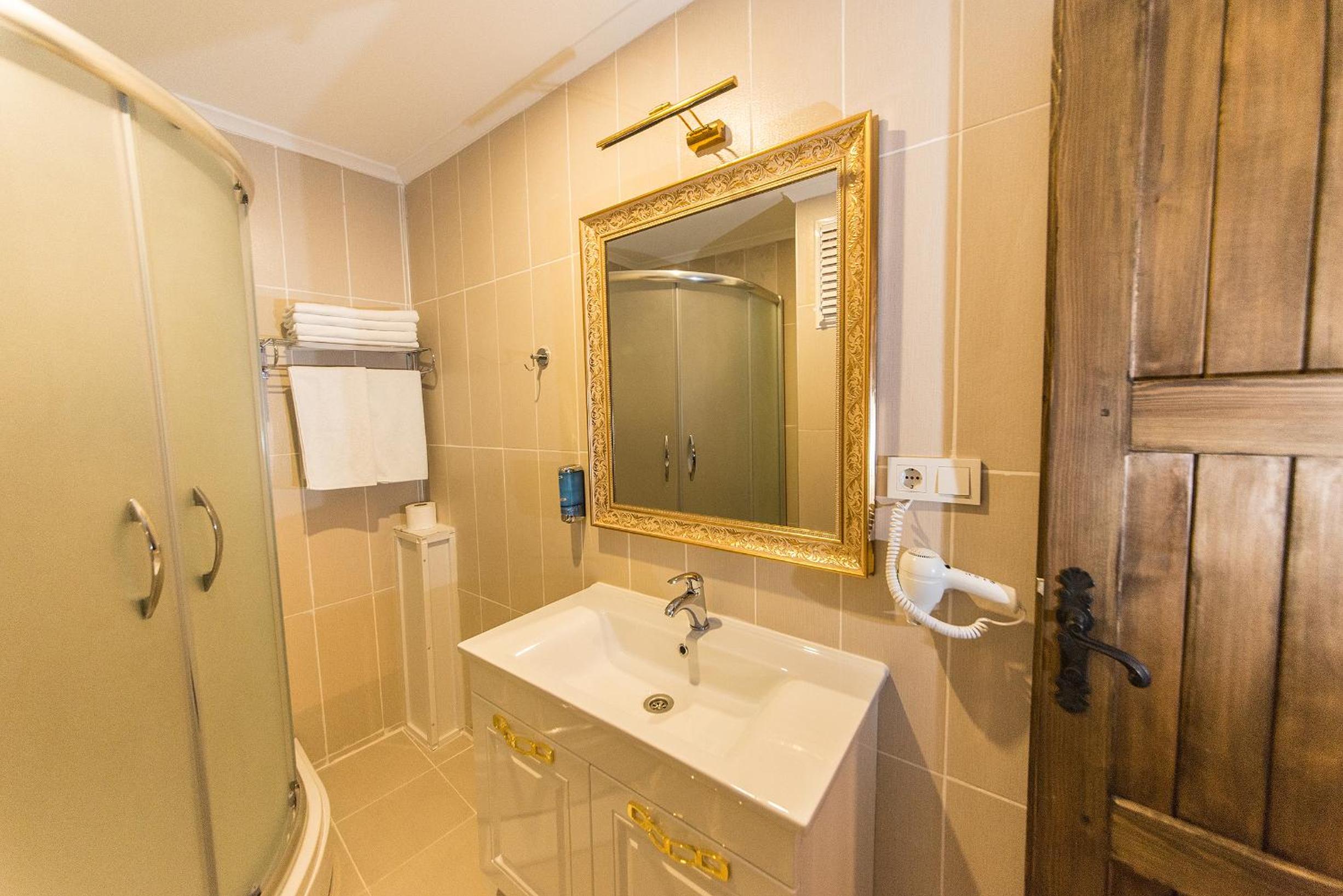 Suite with Balcony - Photo 3