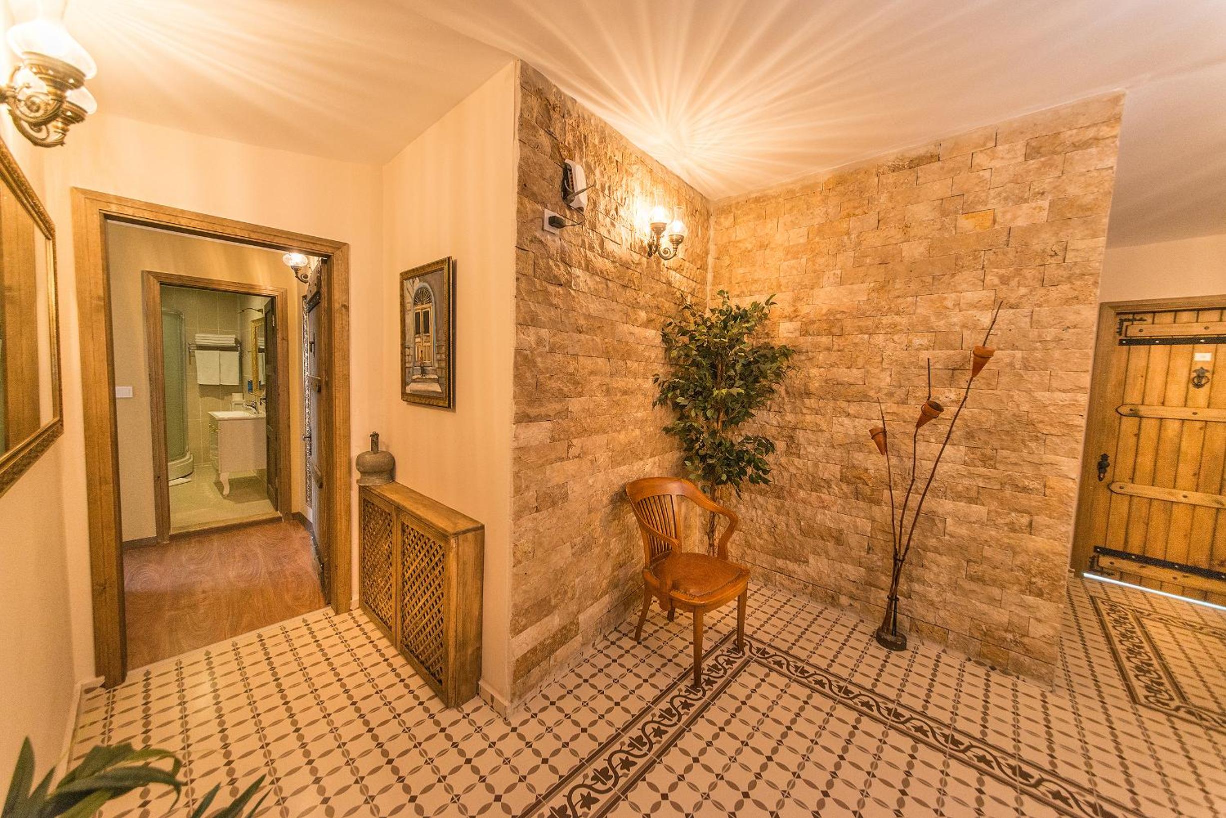 Suite with Balcony - Photo 7