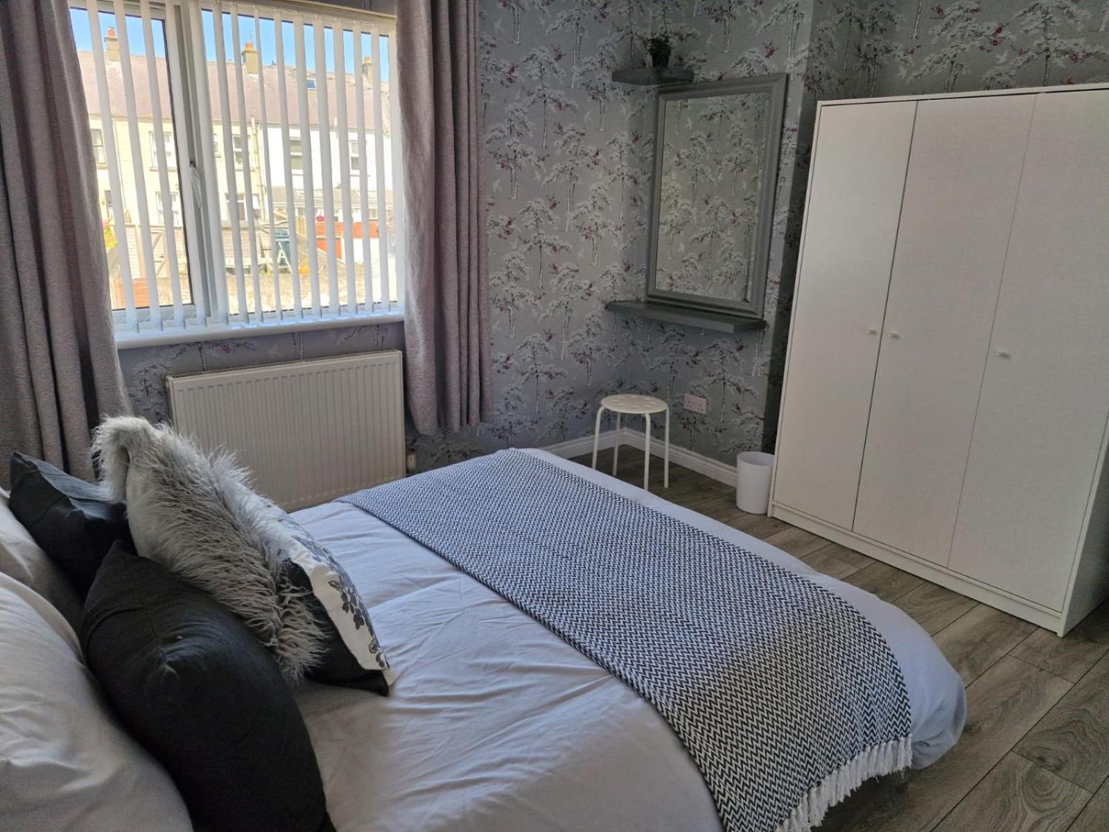 Three-Bedroom House photo 3