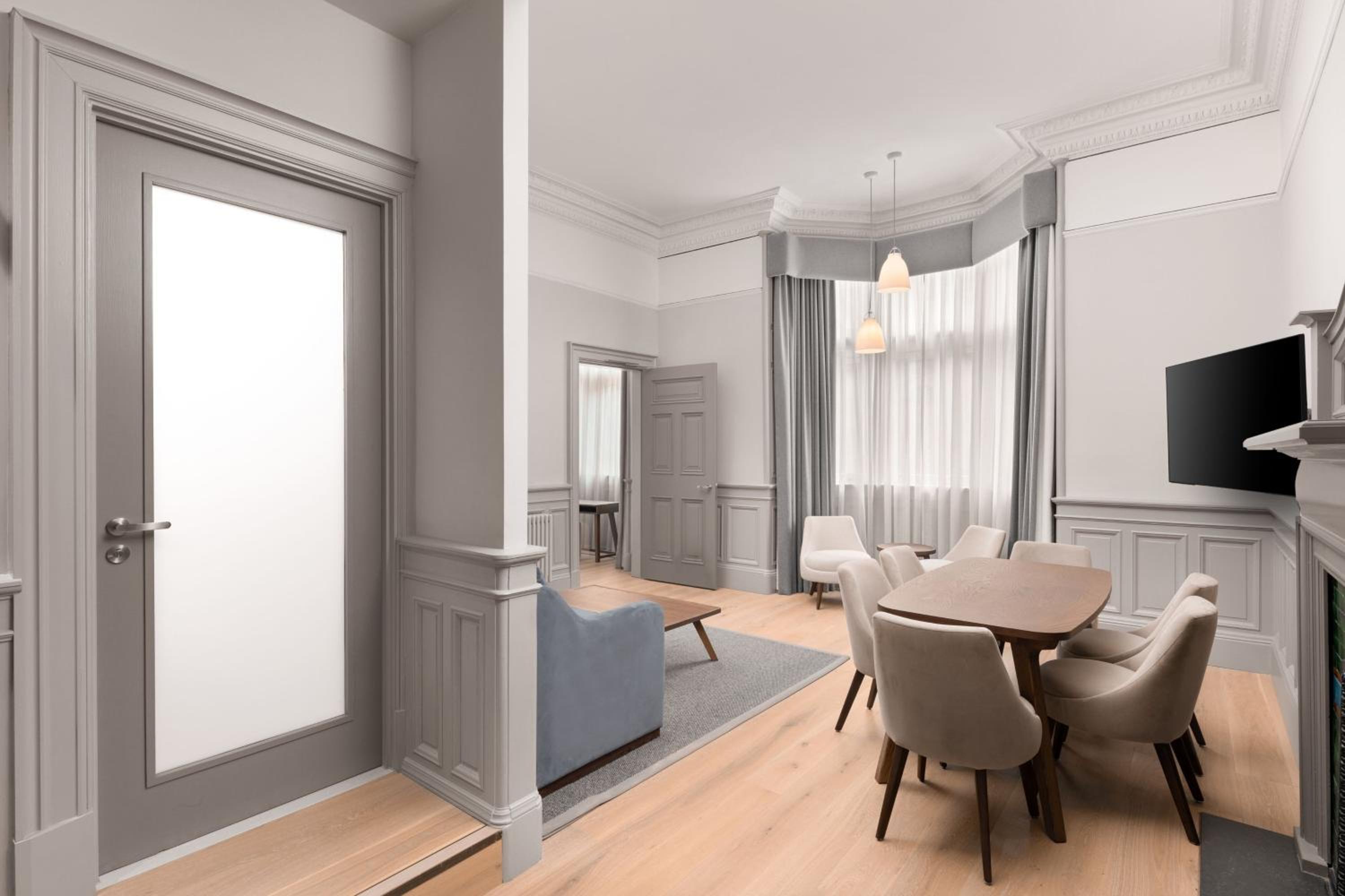 Heritage King Suite with City View photo 3