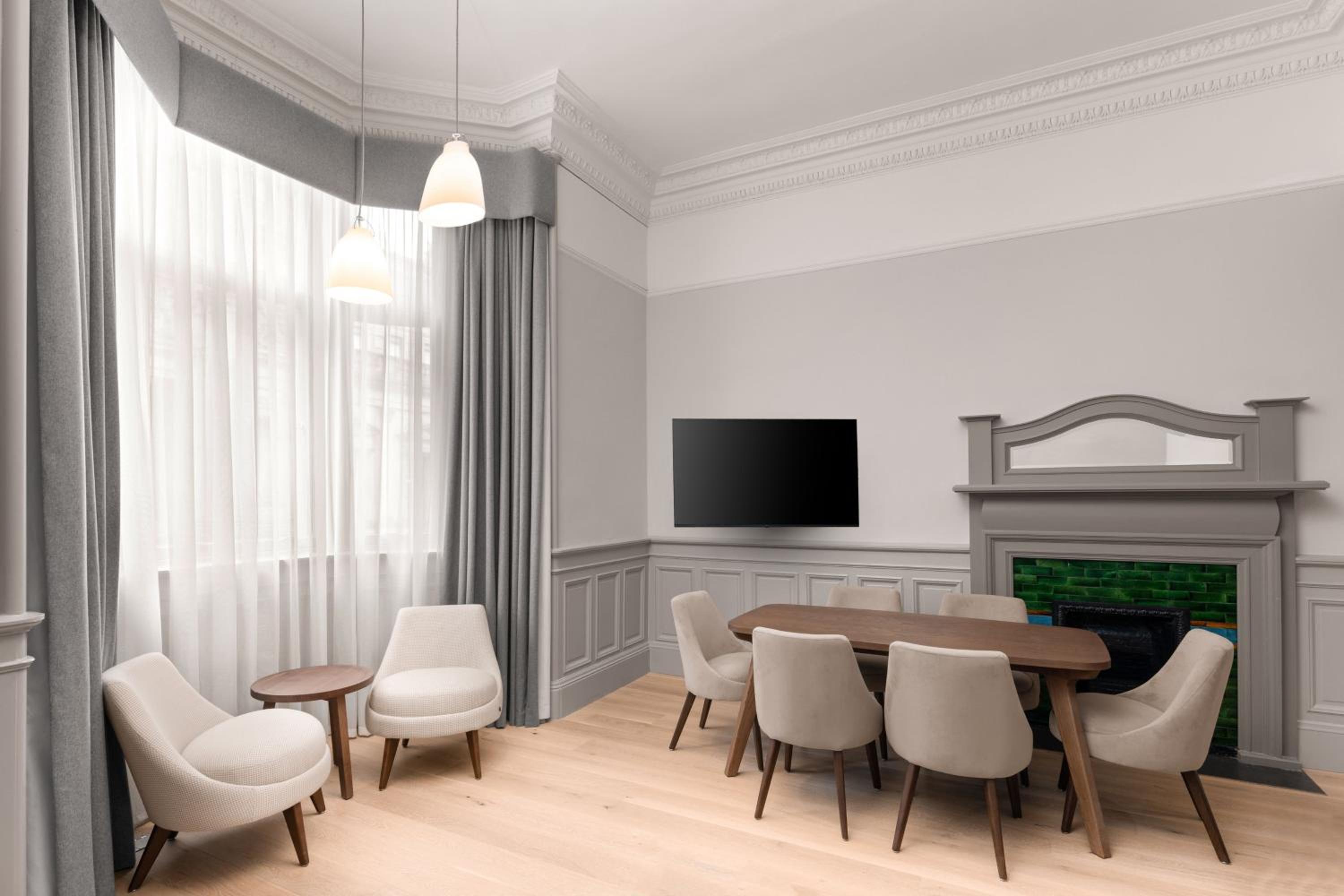 Heritage King Suite with City View photo 2