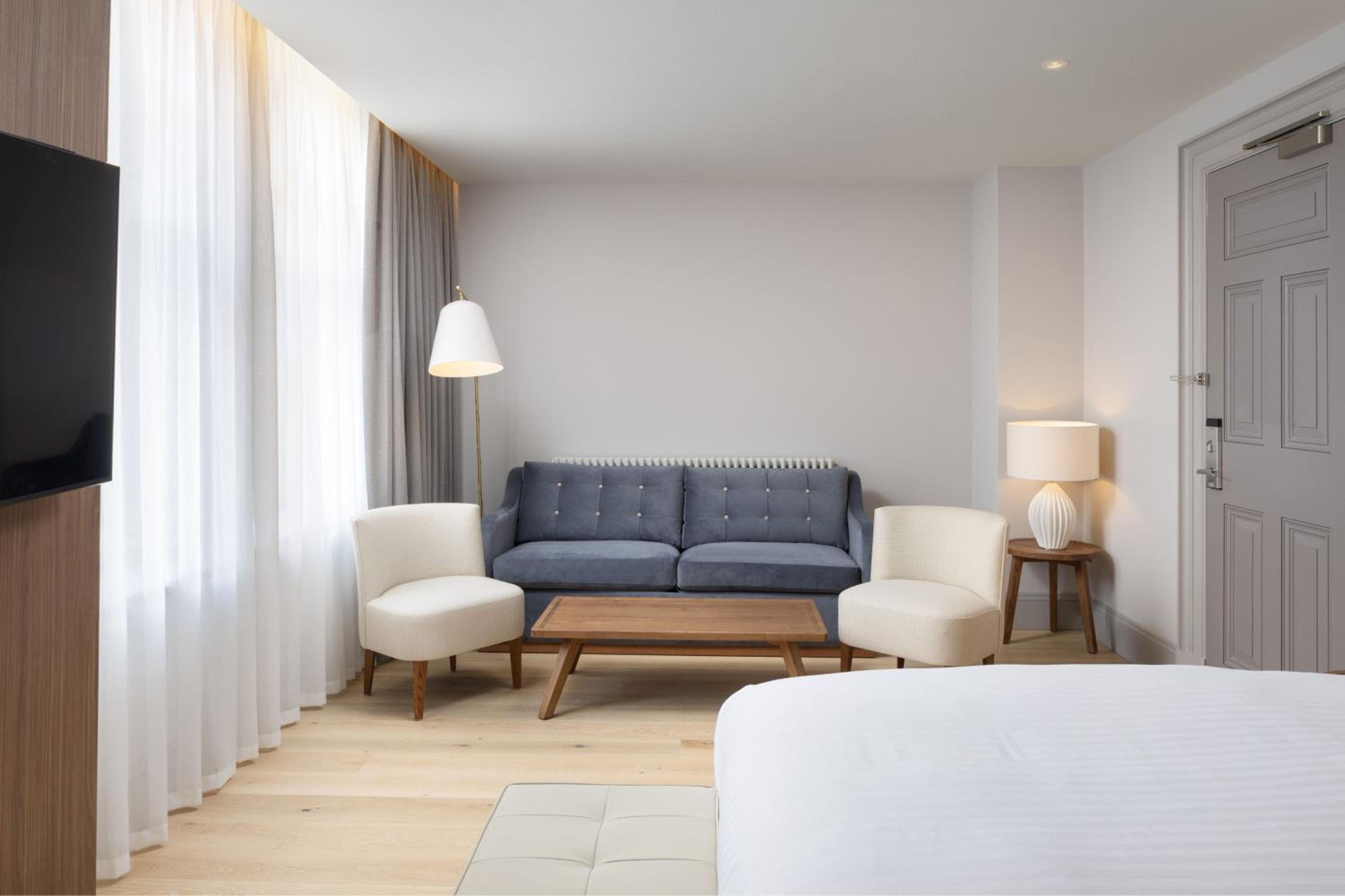 Junior King Suite with City View photo 2