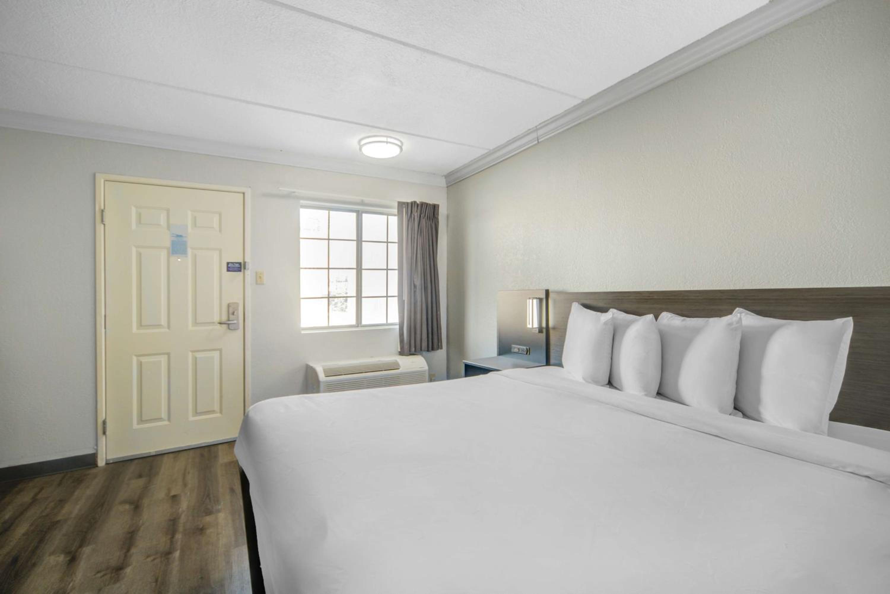 King Room - Non-Smoking - Photo 6