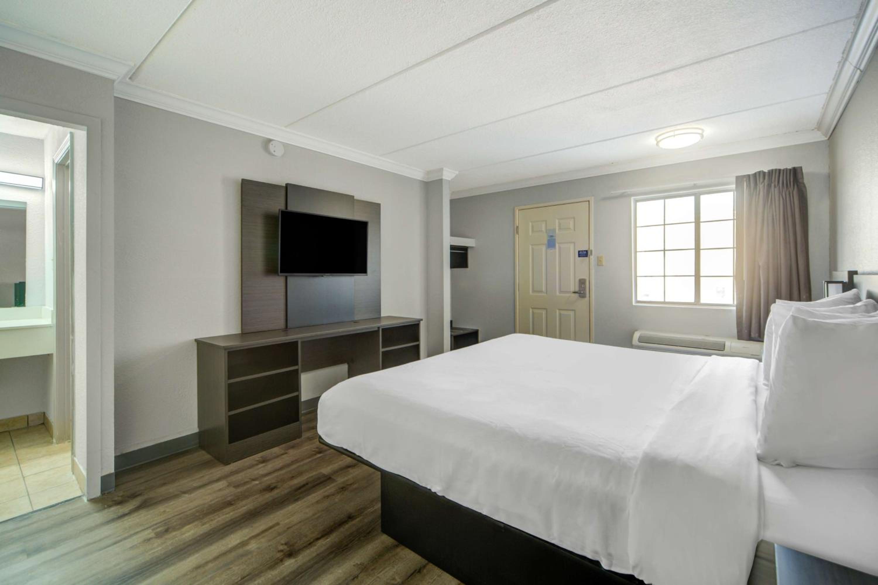 King Room - Non-Smoking - Photo 2