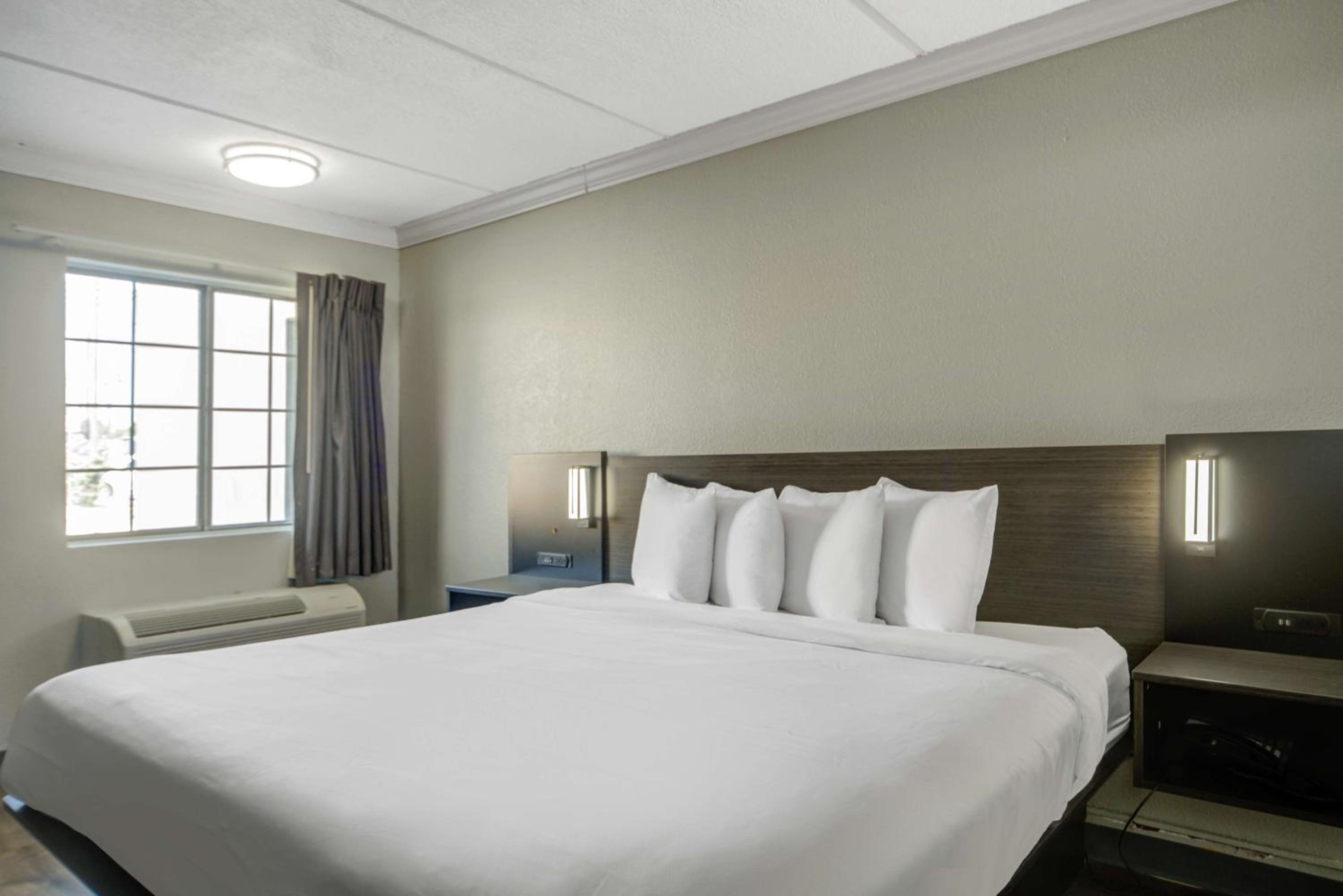 King Room - Non-Smoking - Photo 1