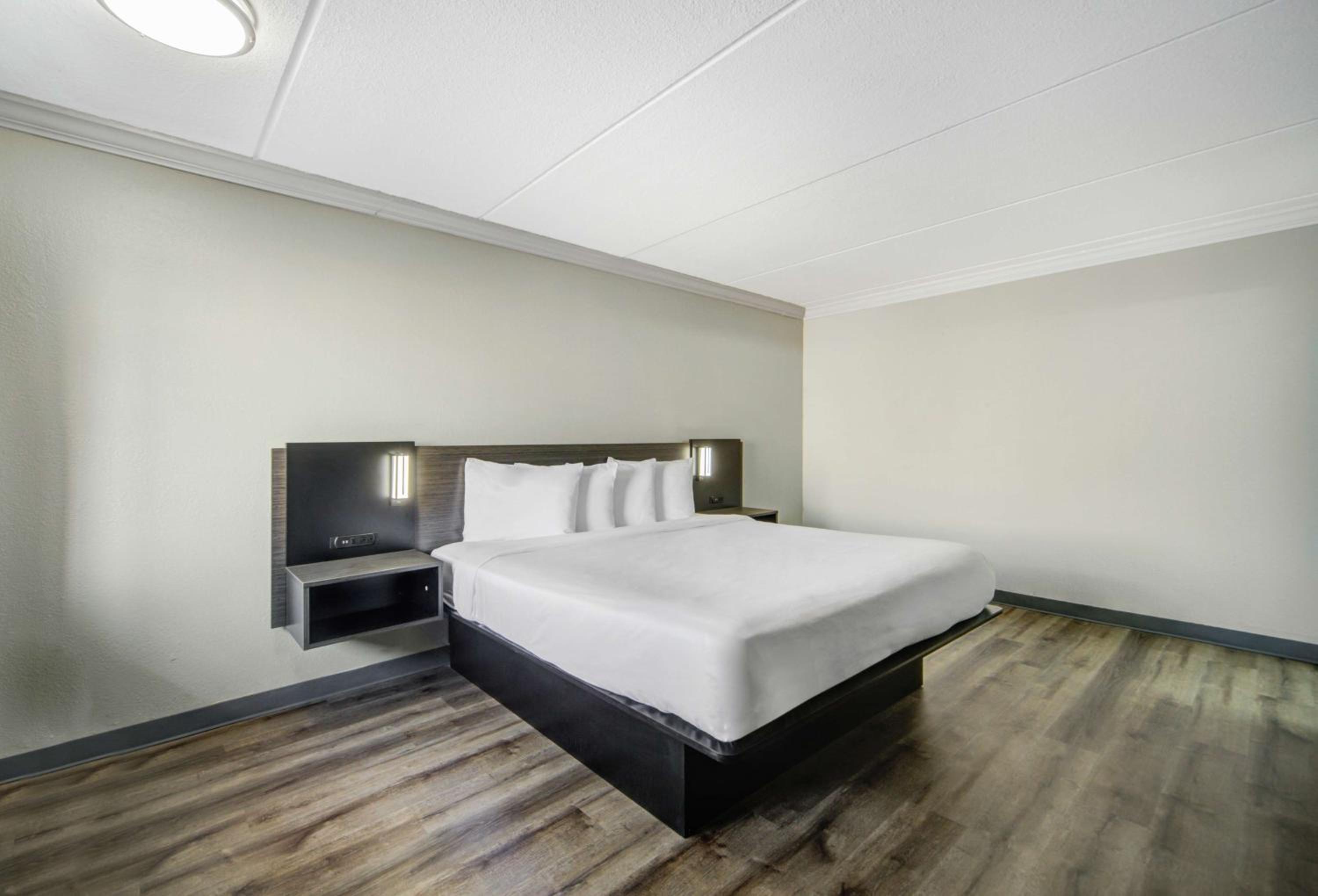 King Room - Non-Smoking - Photo 5