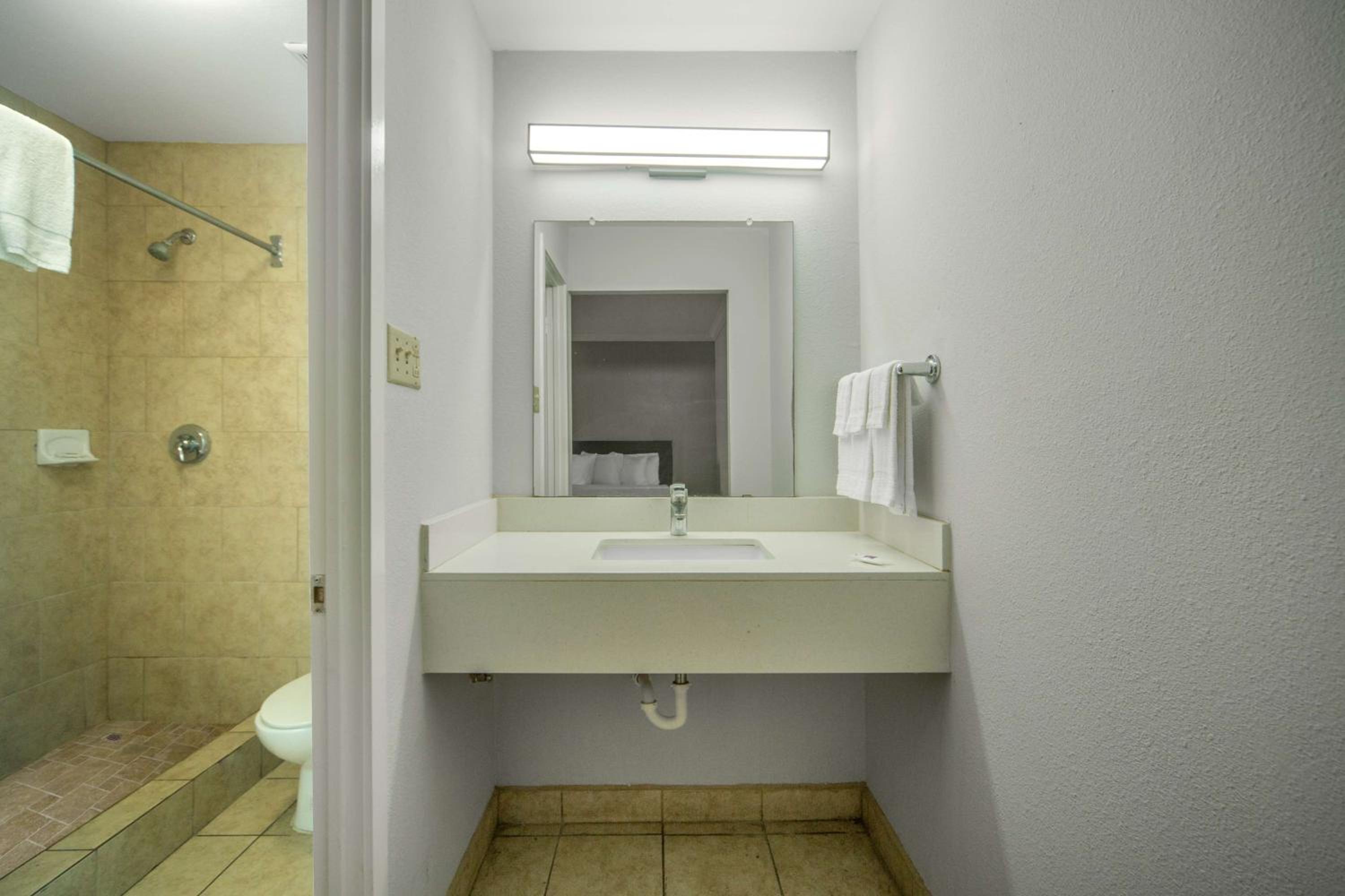 Queen Room with Two Queen Beds - Non-Smoking - Photo 6