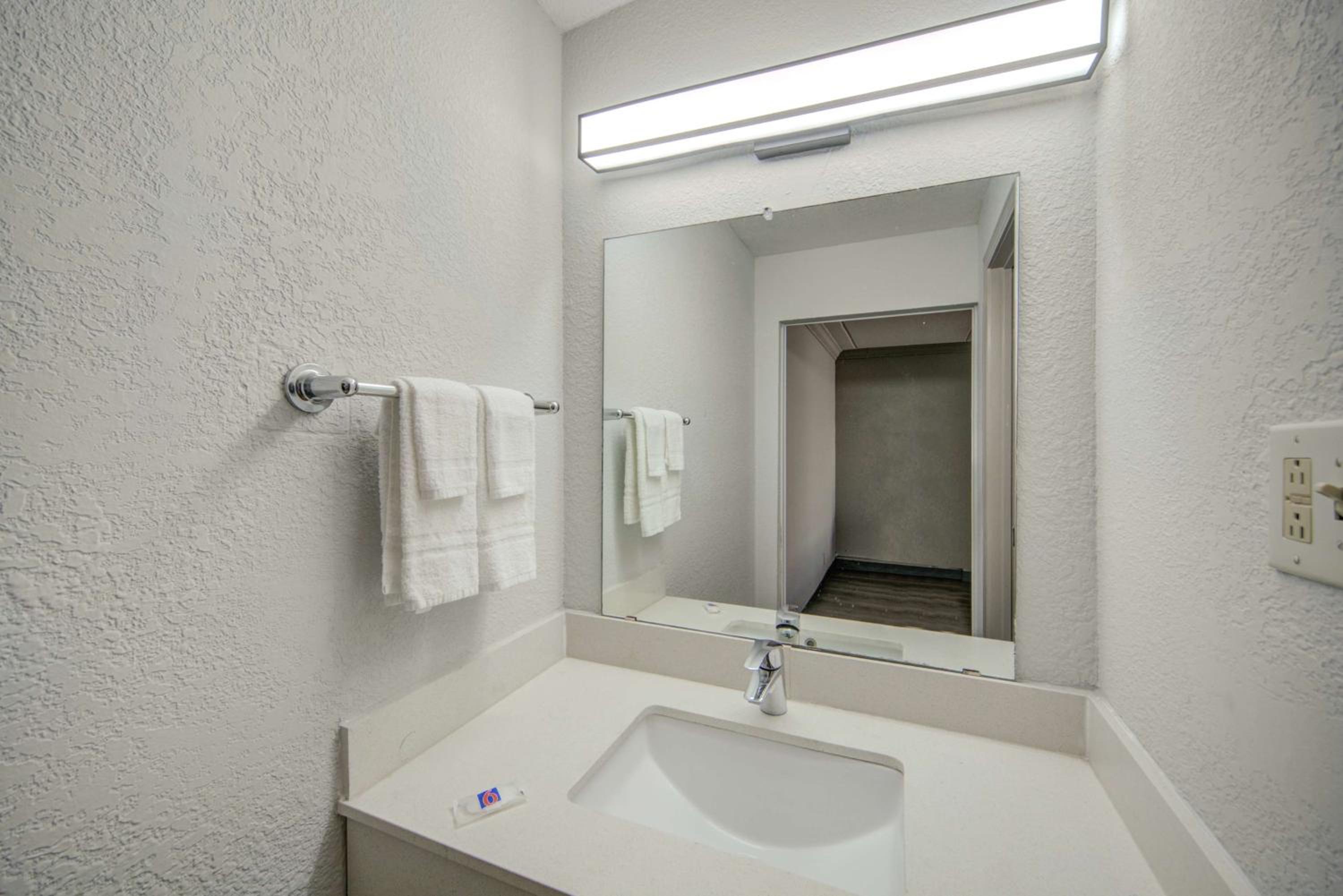 King Room - Non-Smoking - Photo 4