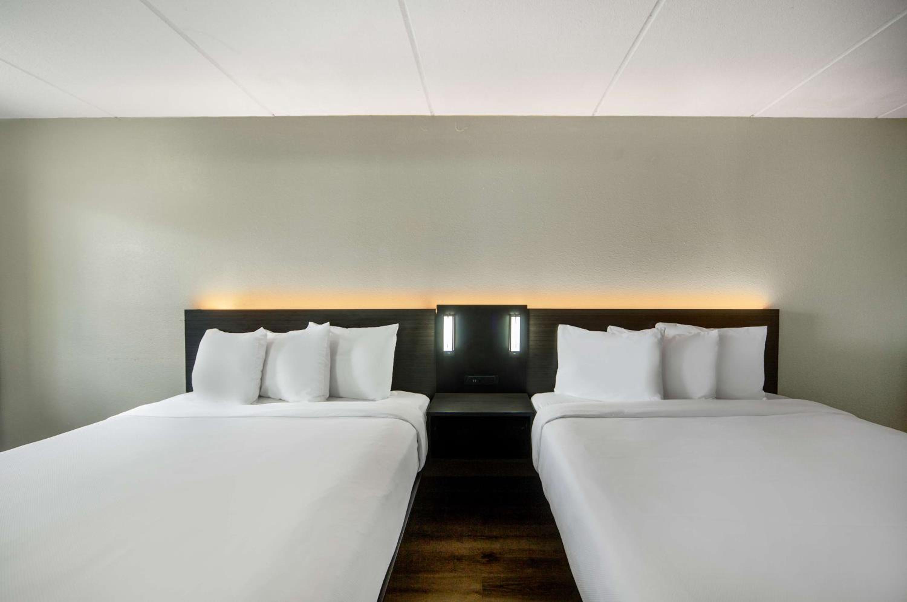 Queen Room with Two Queen Beds - Non-Smoking - Photo 1