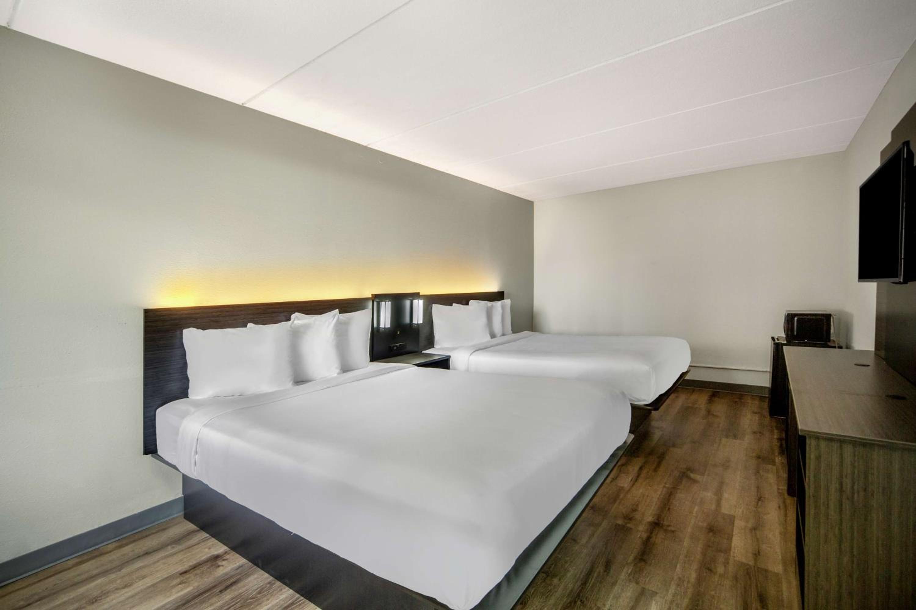 Queen Room with Two Queen Beds - Non-Smoking - Photo 4