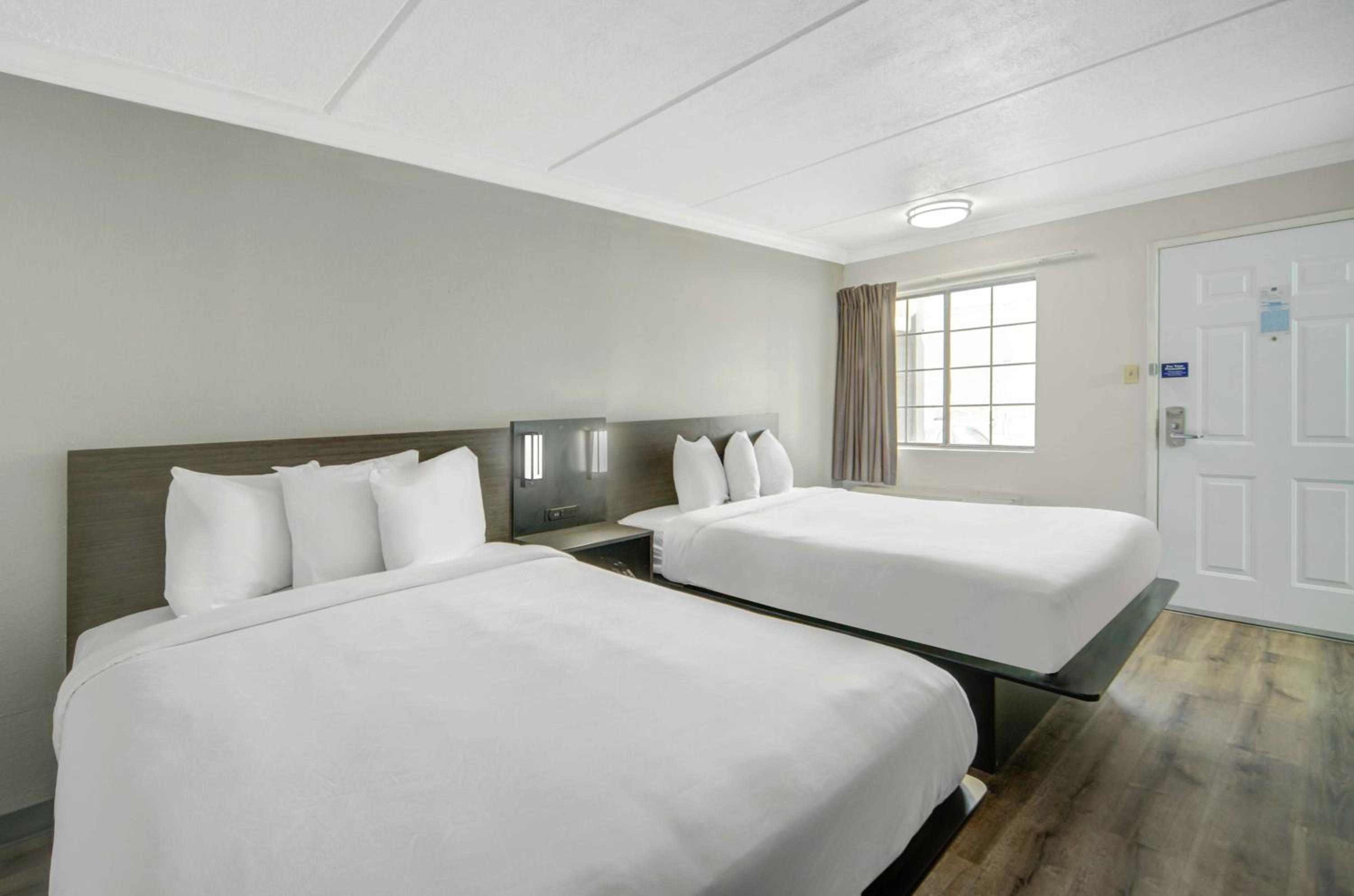 Queen Room with Two Queen Beds - Non-Smoking - Photo 3