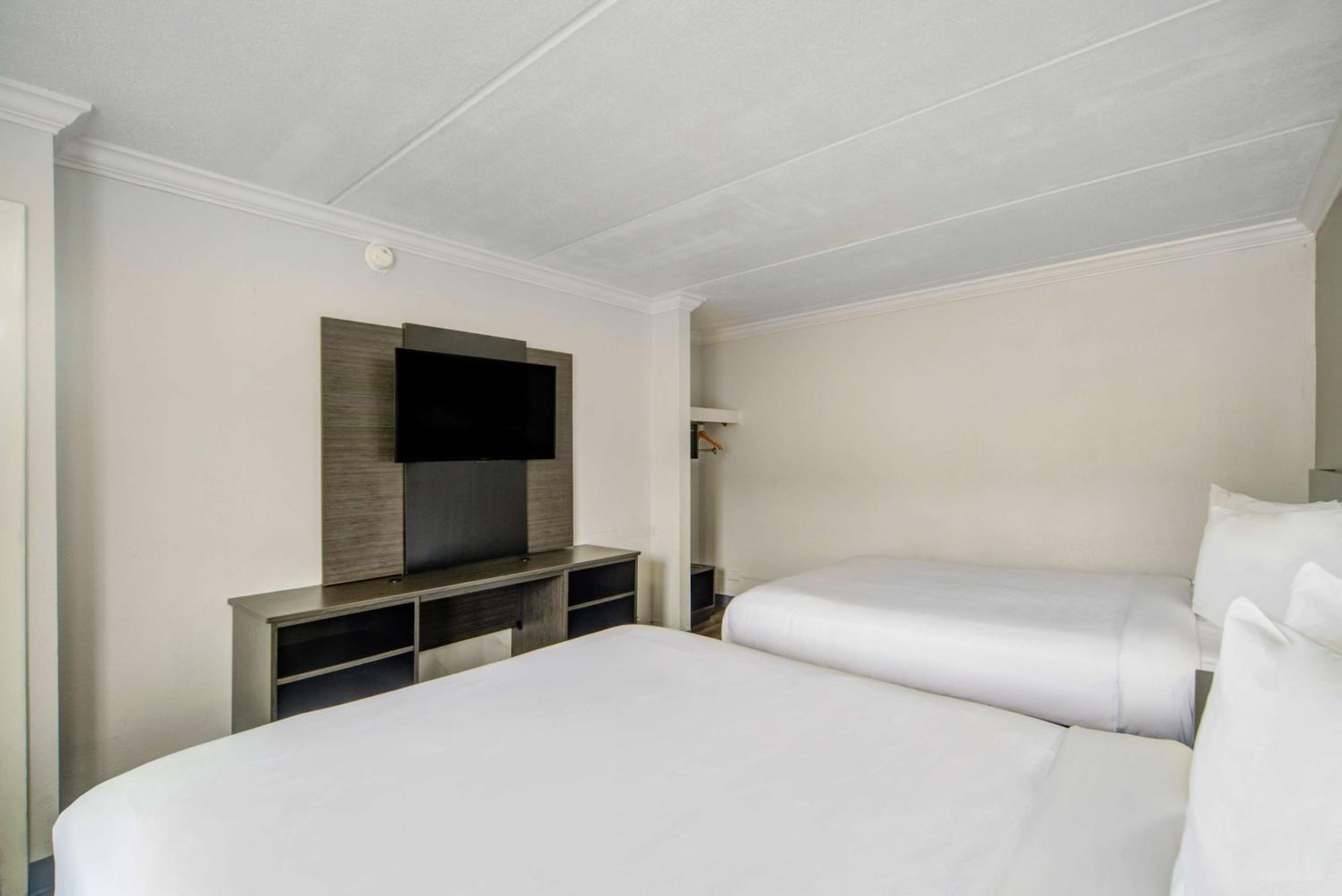 Queen Room with Two Queen Beds - Non-Smoking - Photo 2