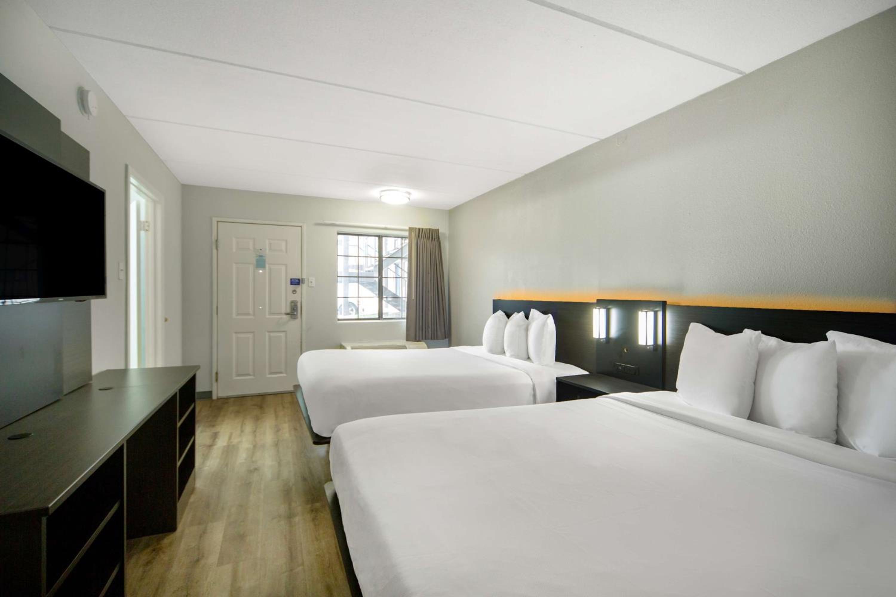 Queen Room with Two Queen Beds - Disability Access - Roll In Shower - Photo 3