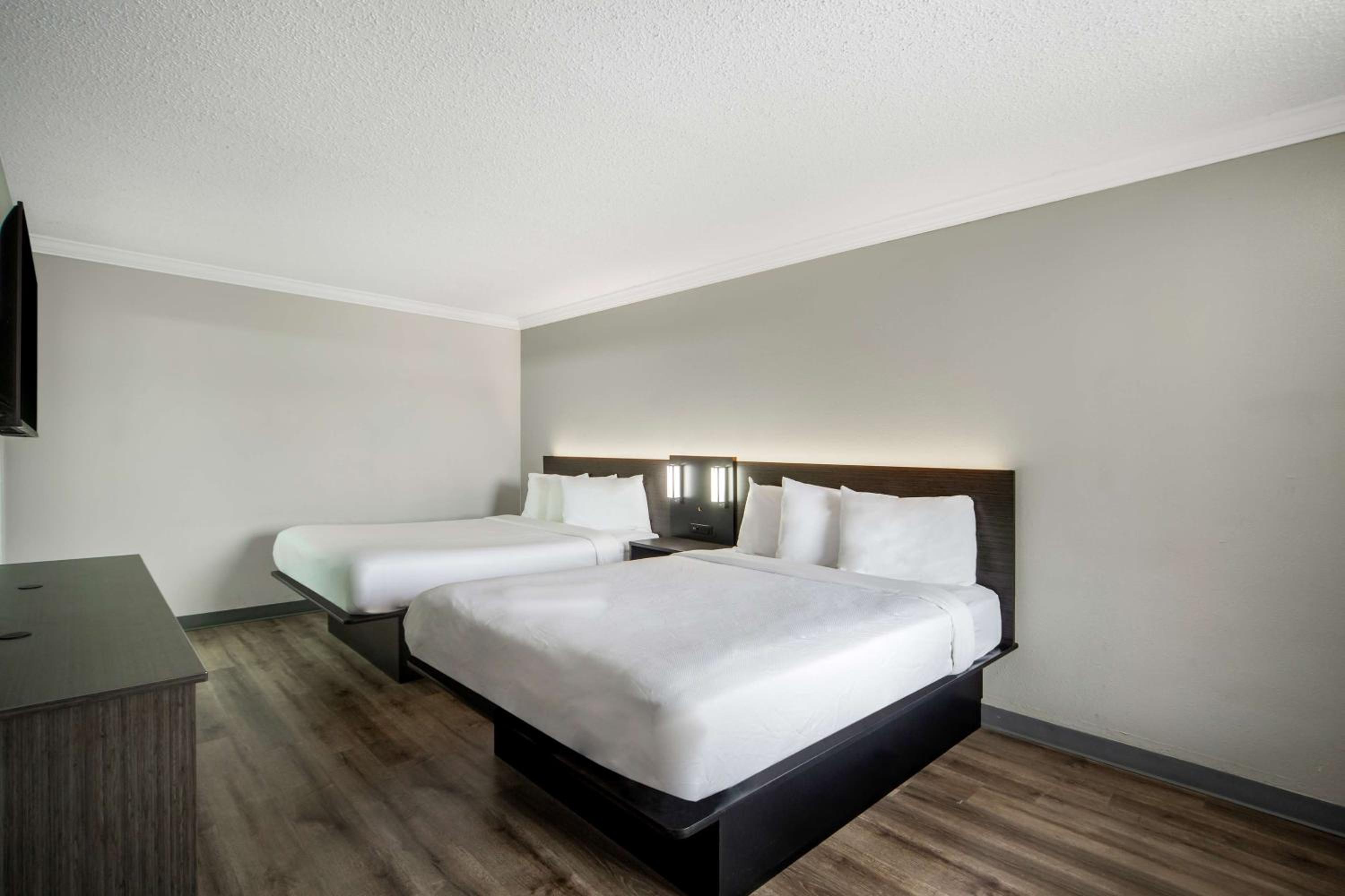 Queen Room with Two Queen Beds - Disability Access - Roll In Shower - Photo 4