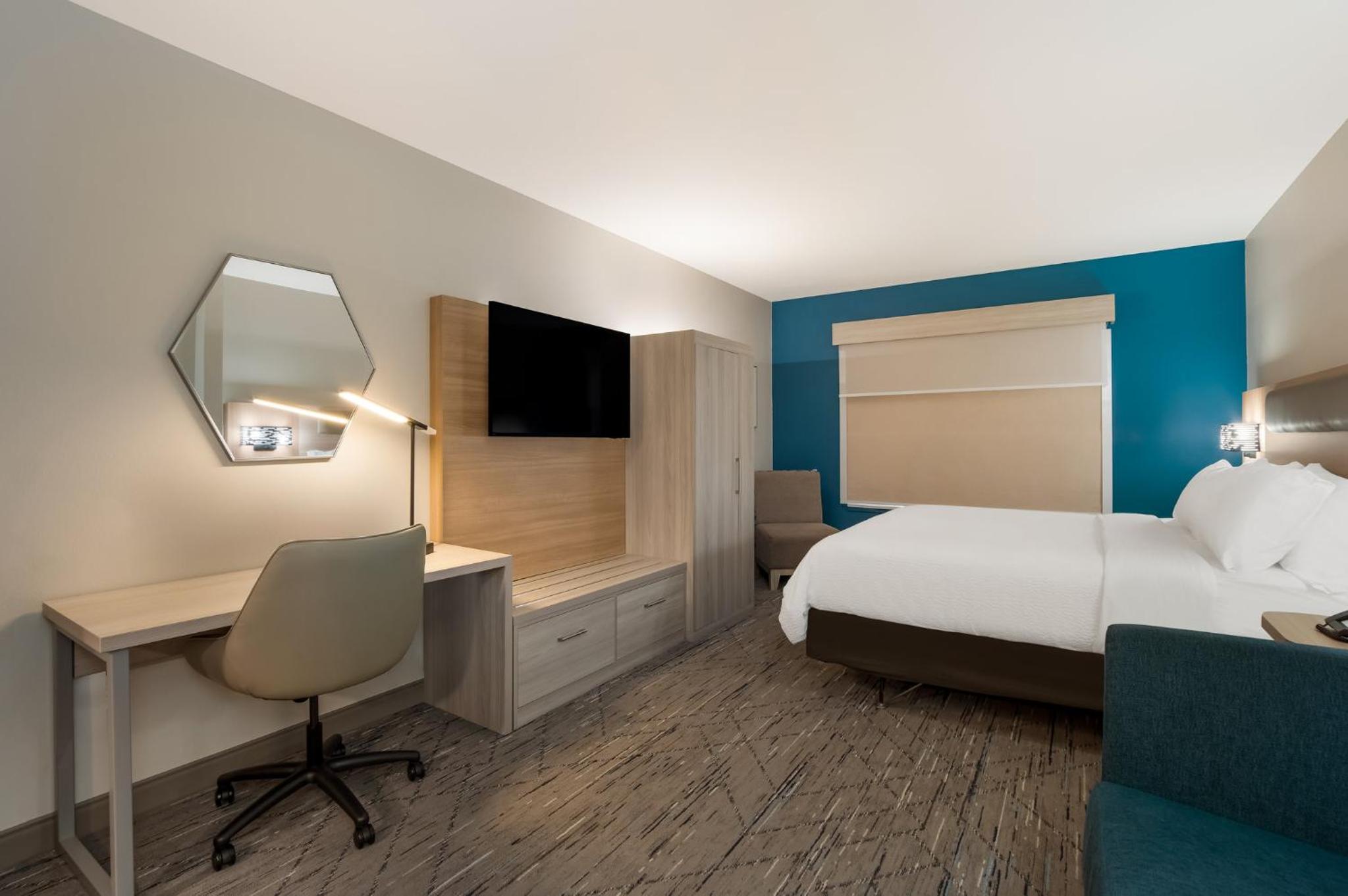 King Suite with Mobility Accessible Roll-In Shower - Photo 6
