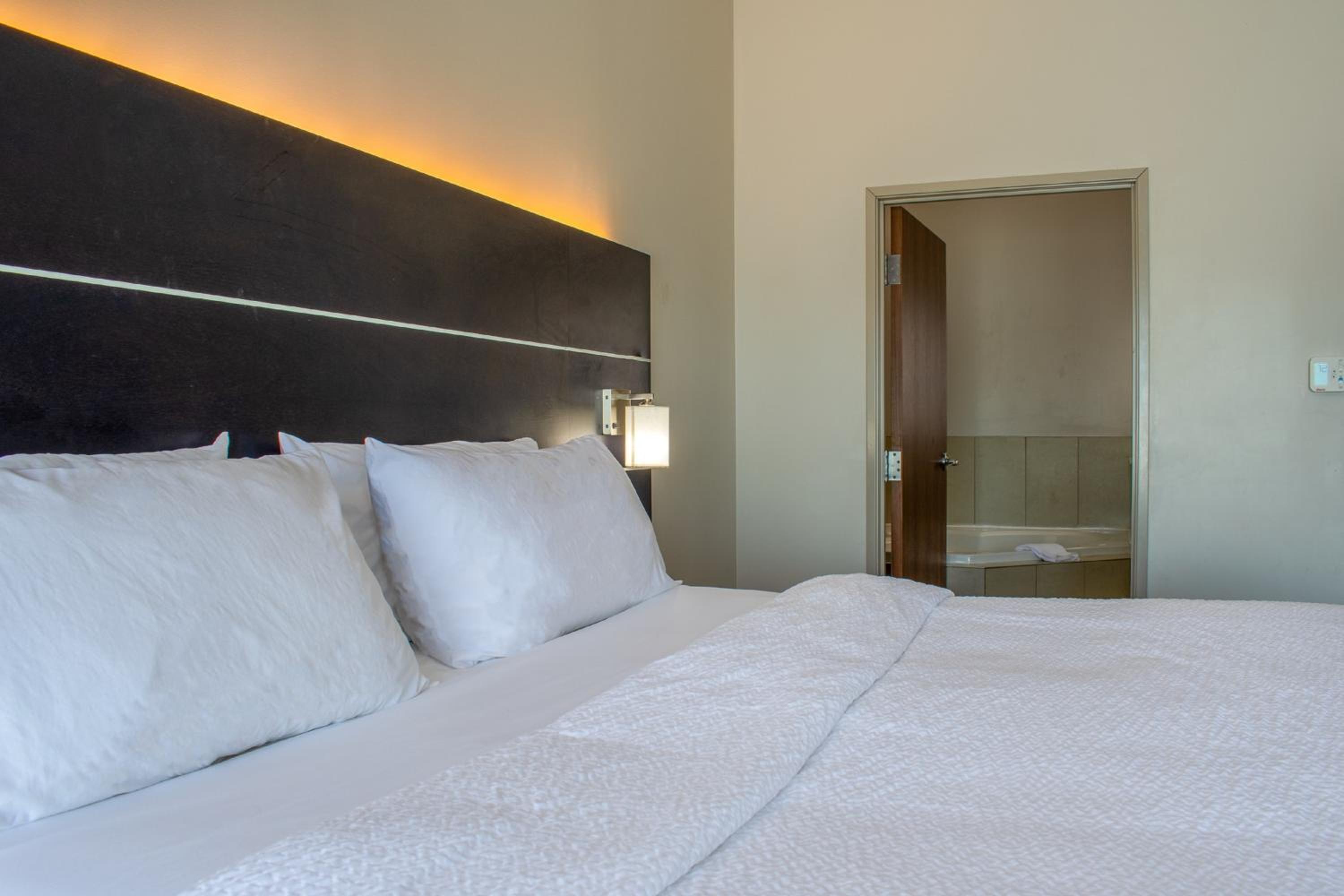 King Suite with Jetted Tub - Photo 3