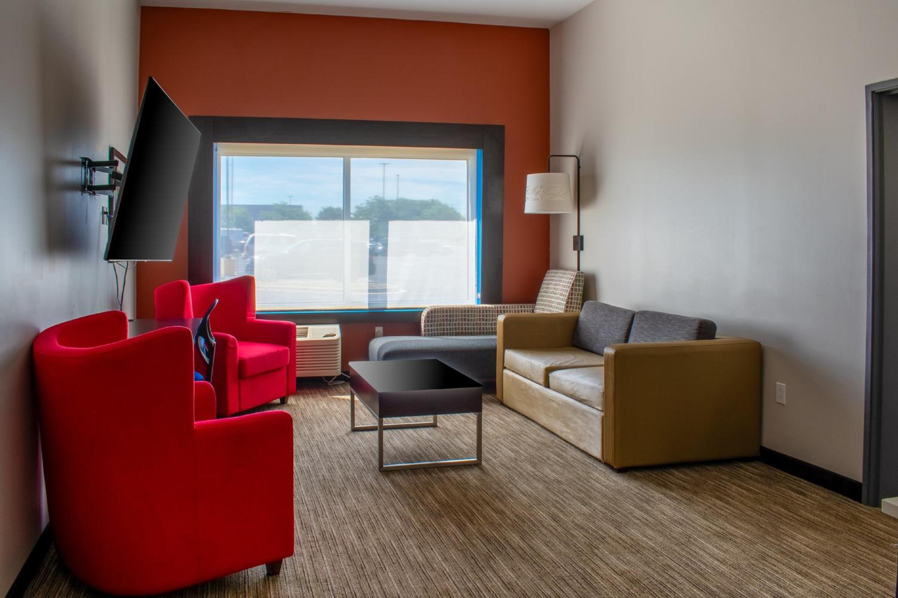 King Suite with Jetted Tub - Photo 4