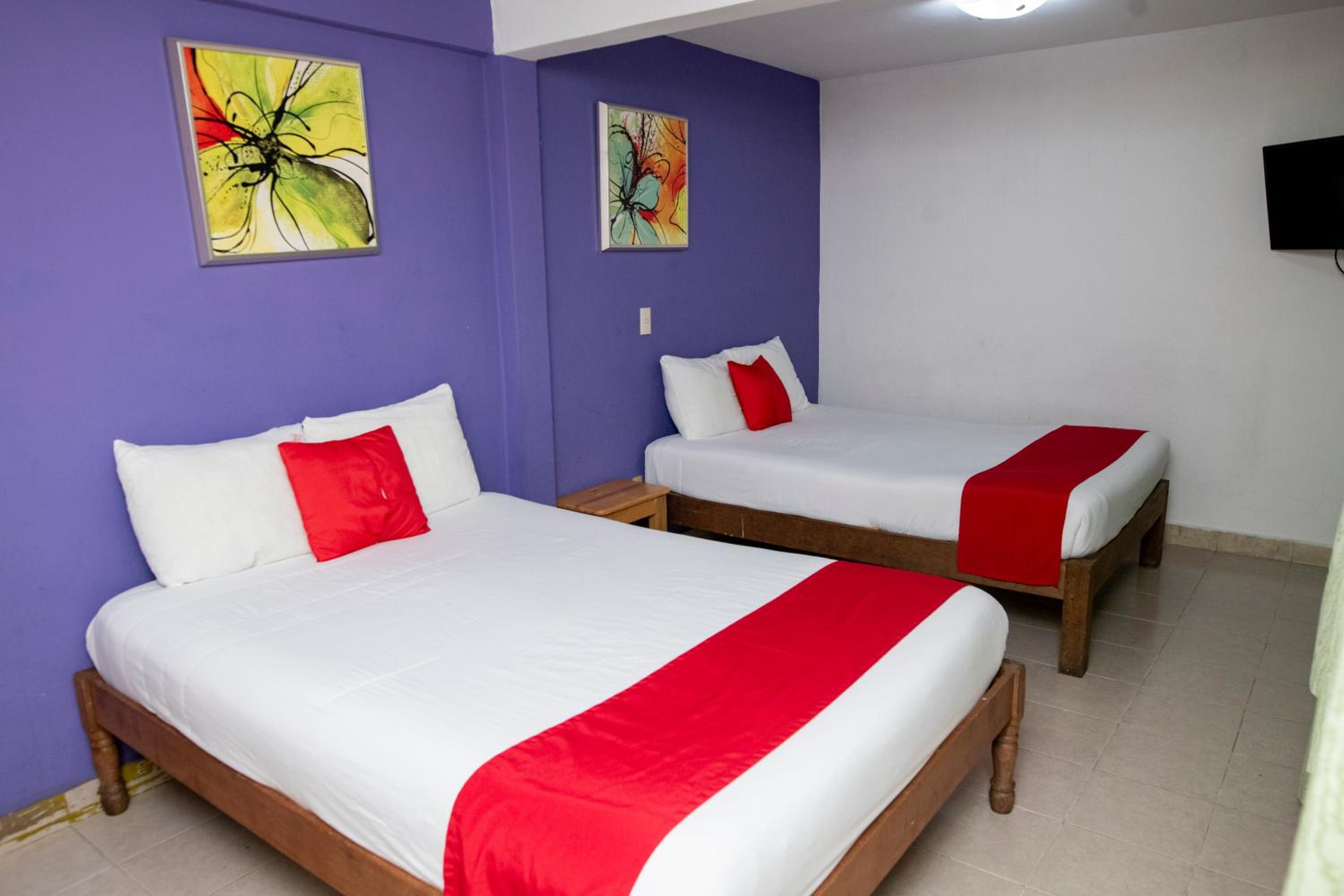 Standard Queen Room with Two Queen Beds photo 3